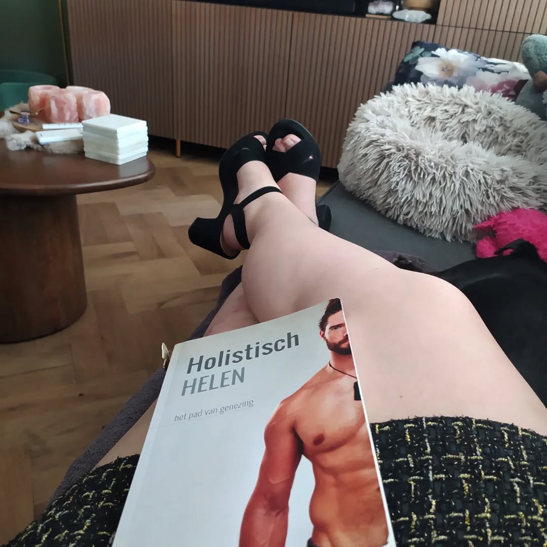 πβ¨She is back!β¨π
Jeetje wat is er de afgelopen 2,5 jaar veel gebeurt in mijn leven.
Van dieptepunten tot heel veel hoogtepunten.
Teveel om op te noemen, maar ik geef toch even een kleine recap.
πββοΈ
Toen ik stopten met mijn food blog zat ik door omstandigheden in een diepe depressie.
Ik was het even helemaal kwijt, ik ben de afgelopen twee jaar op héél veel vlakken met mezelf aan de slag gegaan.
Waarbij ik hulp nodig had, maar die helaas niet voldoende vond in de reguliere geneeskunde. Vond ik die gelukkig wel in het Holisme/alternatieve geneeswijzen.
Ik begon met al mijn oude trauma's op een diep vlak op te ruimen.
Door middel van coaching, yoga, meditatie en werken aan mijn gezondheid op mentaal, fysiek, en spiritueel vlak. π§ββοΈ
Ik kwam er achter welke dingen ik super belangrijk Vindt in het leven.
En dat is zowel een gezond lichaam als een gezonde geest.
Ik pakte mijn gezondheid aan op het gebied van beweging en voeding.
Ik starten met mij te verdiepen in echt gezond en puur en biologische eten.
Begon met zuurdesem broden bakken, begon een moestuin in de tuin.
En maakten mijn eigen yoghurt en nog een hoop andere dingen.
Ik ging mij verdiepen in zo natuurlijk en low toxisch mogelijk leven.
Dit alles wekten mijn intresse zo en wakkerde een diep vuur en verlangen in mij aan. π₯ ik begon met een studie tot natuurgeneeskundige. Daarna kwam studie twee holistische gezondheid deskundige, en studie nummer 3 holistische voeding consulente.
En binnenkort komt er nog een studie bij!
Inmiddels ben ik dus een holistische coach/natuurgeneeskundige en met mijn instagram en website www.huisjeboompjefoodie.nl.
Wil ik jullie een inkijkje geven in mijn nieuwe leven.
En jullie inspireren met alles op het gebied van natuurgeneeskunde en Holistische voeding en gezondheid π
Er valt nog veel méér te vertellen, maar anders wordt het verhaal zo lang.
Bedankt dat je het tot hier toe gelezen hebt. π en ik hoop dat jullie mij gezellig mee blijven volgen.
Liefs, Nicole
#holisticliving
#holistisch #natuurgeneeskunde #life #holistichealth #balans #holisme #gelukkigleven #newme #puurnatuur #puureneerlijk #gezondheid #holisticcoach #holistischetherapie