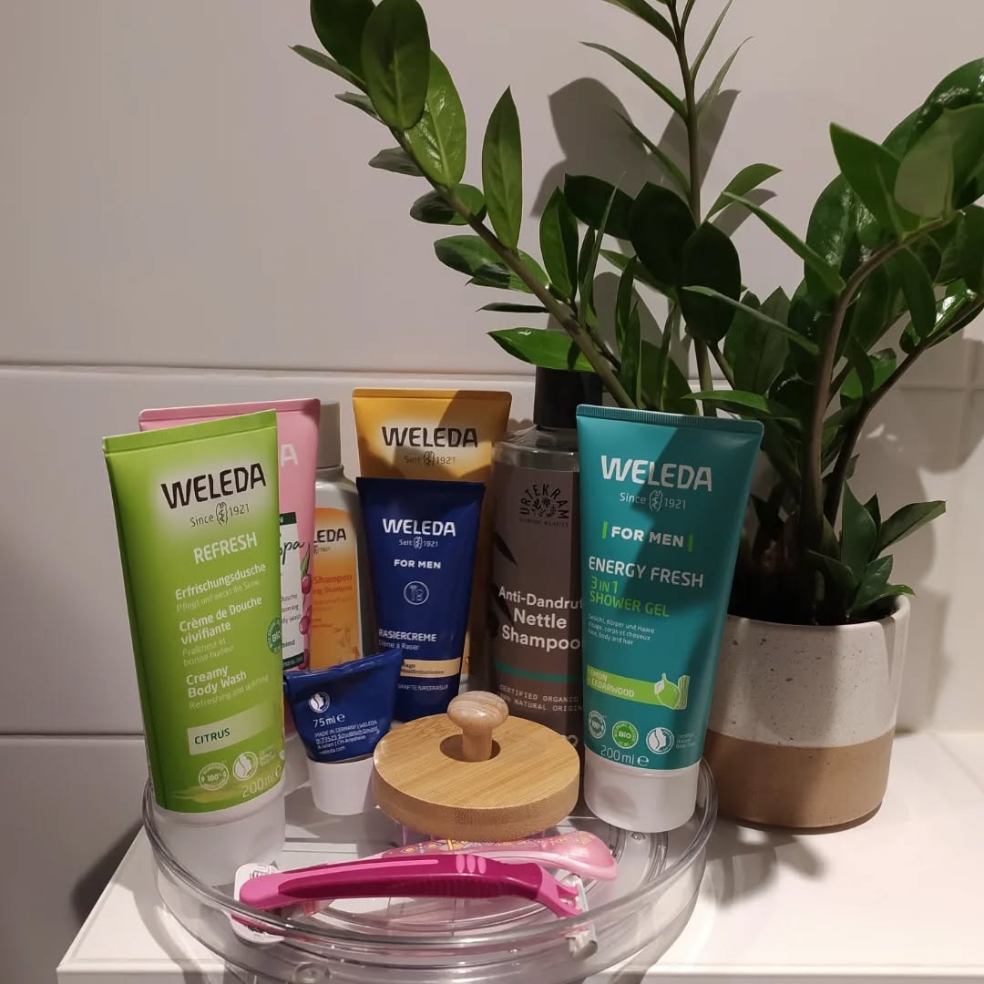 πβ¨She is back!β¨π
Jeetje wat is er de afgelopen 2,5 jaar veel gebeurt in mijn leven.
Van dieptepunten tot heel veel hoogtepunten.
Teveel om op te noemen, maar ik geef toch even een kleine recap.
πββοΈ
Toen ik stopten met mijn food blog zat ik door omstandigheden in een diepe depressie.
Ik was het even helemaal kwijt, ik ben de afgelopen twee jaar op héél veel vlakken met mezelf aan de slag gegaan.
Waarbij ik hulp nodig had, maar die helaas niet voldoende vond in de reguliere geneeskunde. Vond ik die gelukkig wel in het Holisme/alternatieve geneeswijzen.
Ik begon met al mijn oude trauma's op een diep vlak op te ruimen.
Door middel van coaching, yoga, meditatie en werken aan mijn gezondheid op mentaal, fysiek, en spiritueel vlak. π§ββοΈ
Ik kwam er achter welke dingen ik super belangrijk Vindt in het leven.
En dat is zowel een gezond lichaam als een gezonde geest.
Ik pakte mijn gezondheid aan op het gebied van beweging en voeding.
Ik starten met mij te verdiepen in echt gezond en puur en biologische eten.
Begon met zuurdesem broden bakken, begon een moestuin in de tuin.
En maakten mijn eigen yoghurt en nog een hoop andere dingen.
Ik ging mij verdiepen in zo natuurlijk en low toxisch mogelijk leven.
Dit alles wekten mijn intresse zo en wakkerde een diep vuur en verlangen in mij aan. π₯ ik begon met een studie tot natuurgeneeskundige. Daarna kwam studie twee holistische gezondheid deskundige, en studie nummer 3 holistische voeding consulente.
En binnenkort komt er nog een studie bij!
Inmiddels ben ik dus een holistische coach/natuurgeneeskundige en met mijn instagram en website www.huisjeboompjefoodie.nl.
Wil ik jullie een inkijkje geven in mijn nieuwe leven.
En jullie inspireren met alles op het gebied van natuurgeneeskunde en Holistische voeding en gezondheid π
Er valt nog veel méér te vertellen, maar anders wordt het verhaal zo lang.
Bedankt dat je het tot hier toe gelezen hebt. π en ik hoop dat jullie mij gezellig mee blijven volgen.
Liefs, Nicole
#holisticliving
#holistisch #natuurgeneeskunde #life #holistichealth #balans #holisme #gelukkigleven #newme #puurnatuur #puureneerlijk #gezondheid #holisticcoach #holistischetherapie