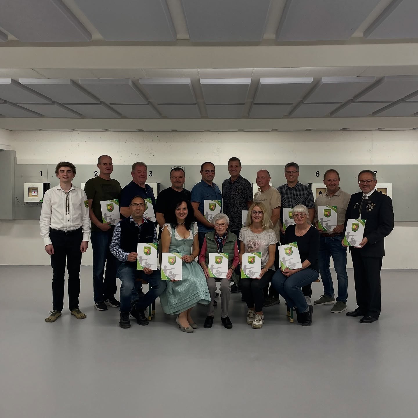 ***Ehrung langjähriger Mitglieder***
Es war mal wieder an der Zeit unsere langjährigen Mitglieder zu ehren. Vielen lieben Dank an jeden von euch für die Unterstützung unseres Vereins. Insgesamt durften wir 67 Mitglieder auszeichnen für 25-, 40-, 50-, 60- und sogar 70-jährige Mitgliedschaften.
(1. Bild: Ehrung 50, 60, 70 Jahre
2. Bild: Ehrung 40 Jahre
3. Bild: Ehrung 25 Jahre)