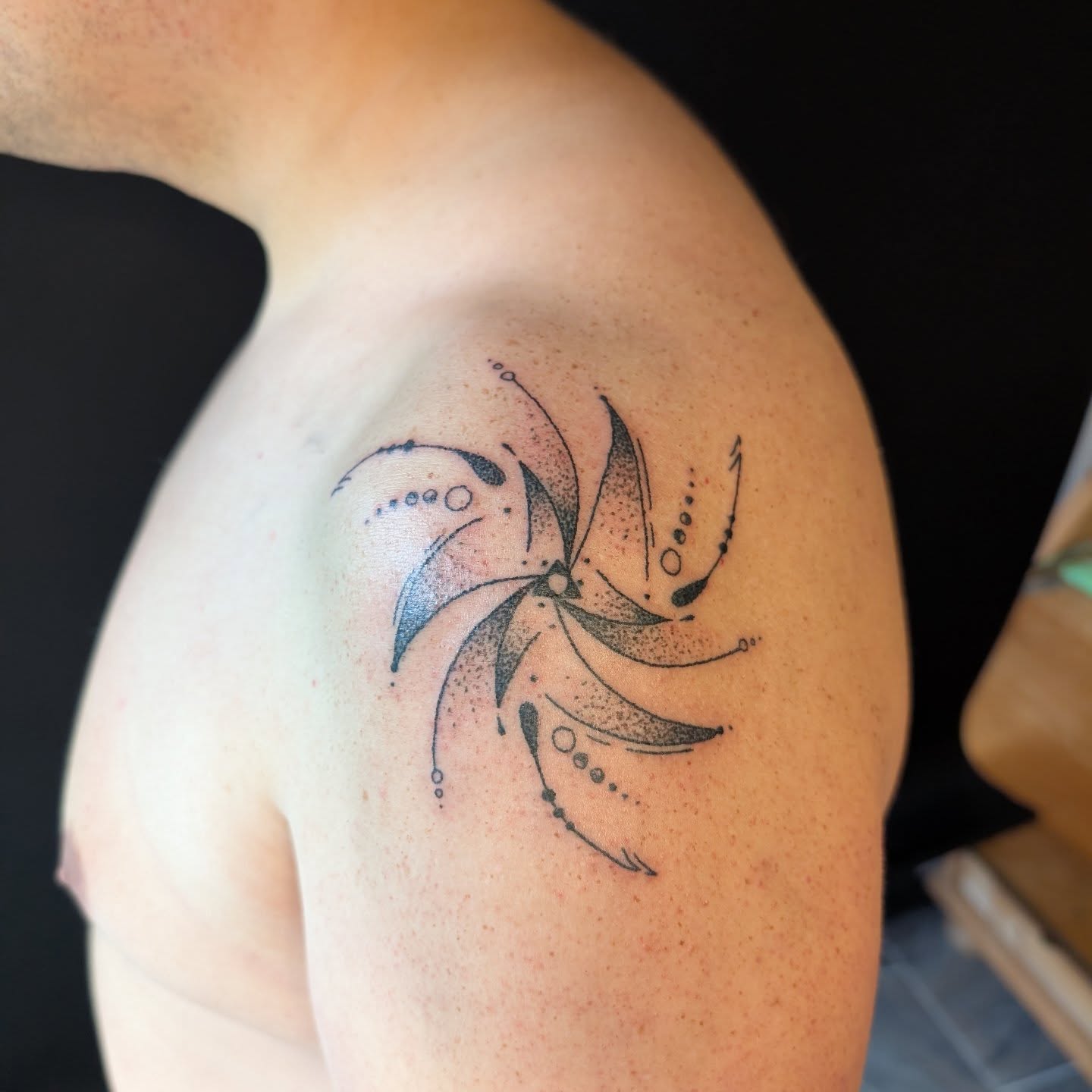 Een prachtige en bewegelijke tatoeage die uit een heerlijke spirituele tattoo ervaring van 2 dagen heeft mogen ontstaan!♥️Gisteren een hele fijne cacao ceremonie en ontwerp dag gehad, waaruit dit speelse en dynamische ontwerp ontstond. Een tattoo met een diepgaand en veelzeggend verhaal erachter.♥️Vandaag deze mogen zetten en weer een hele fijne dag gehad samen.🙏Een mooie eerste tatoeage met een heerlijk bijzondere ervaring! Dank je wel voor je openheid en je vertrouwen🙏 ik wens je alle liefde, plezier en kracht toe met deze krachtige tatoeage!♥️#tattoosmeteenverhaal #spiritueletattoo #stickandpokenl #stickandpoketattooartist #femaletattooartist #freehandtattoo #handpoke #handdrawntattoo #lovetattoo #spiritualjourney #cacaoceremony #connection #tattooexperience