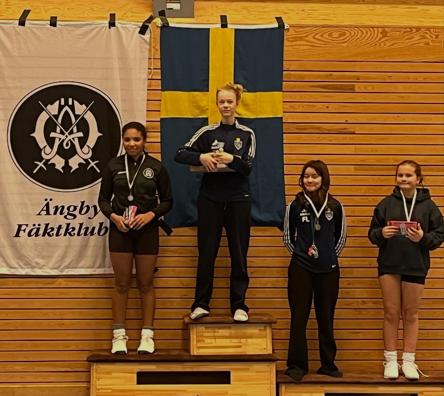 Den förgående helgen var en fullspäckad sådan för Ängbys räkning👊 På hemmaplan vid stora mossen var det dags för Coupe de Stockholm igen, Ängbys egen engagerade tävling och ute på kontinenten var det Satellit för fyra av våra fäktare i Amsterdam🇳🇱
I Stockholm blev det sammanlagt hela 14 stycken pallplatser (måste vara något slags rekord)😱 För de lite yngre var det en total succé. I open U13 lyckades Vincent få första platsen efter en rafflande final mot Miliam. Stort grattis till er båda🥇🥈 En åldersklass, i open U11 blev det en hel pall enbart bestående av Ängby fäktare👌 Först kom Astrid🥇, på en stark andraplats Aisha🥈 och på en delad tredjeplats Ivanna och Märta🥉🥉 Nästa hopp blir till U17 damer där Carolina gjorde en riktigt stark insatts vilket gav henne en fin andraplats💪🥈 Vi kan ju inte glömma senior klassen såklart. Det blev återigen än full svart och vit pall🐼 Rufus, Anton, Alvar och Erik fick samtliga medaljer🥇🥈🥉🥉 Till sist har vi också sabel seniorerna där Victor fick silvret🥈 och Daniel samt Kevin bronset🥉🥉
I Amsterdam var det både upp och ner gångar. För Erik och Alex gick det lite pt det sämre hållet, men ändå en stark tävling av de båda🫡 Det var ändå deras första seniortävling utomlands🤝 Bättre gick det för Tristan och Henri som landade på plats 62 respektive 66, vilket vi är väldigt nöjda med👌
Allt som allt är riktigt lyckad tävlingshelg för alla Ängby:are och som alltid tackar vi såklart vår huvudtränare @andreybakum för allt😤🙏
#ängbyärbäst #svartvittguld