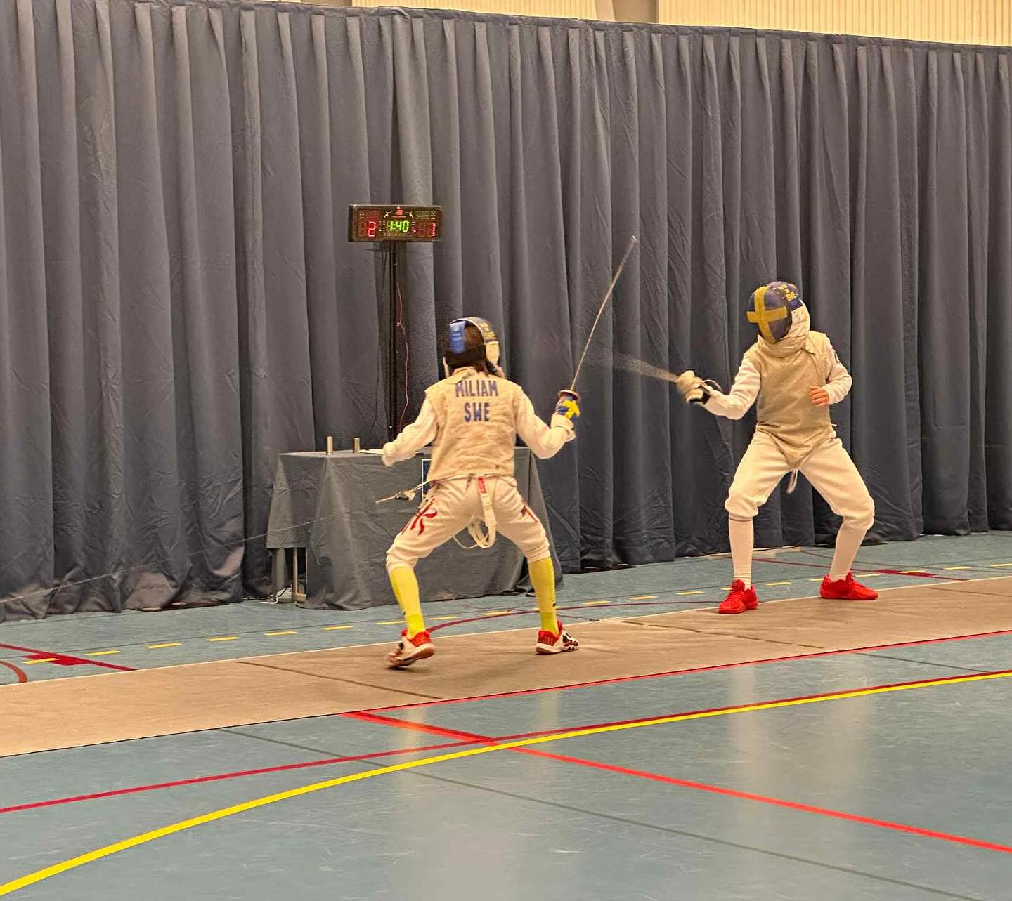 Den förgående helgen var en fullspäckad sådan för Ängbys räkning👊 På hemmaplan vid stora mossen var det dags för Coupe de Stockholm igen, Ängbys egen engagerade tävling och ute på kontinenten var det Satellit för fyra av våra fäktare i Amsterdam🇳🇱
I Stockholm blev det sammanlagt hela 14 stycken pallplatser (måste vara något slags rekord)😱 För de lite yngre var det en total succé. I open U13 lyckades Vincent få första platsen efter en rafflande final mot Miliam. Stort grattis till er båda🥇🥈 En åldersklass, i open U11 blev det en hel pall enbart bestående av Ängby fäktare👌 Först kom Astrid🥇, på en stark andraplats Aisha🥈 och på en delad tredjeplats Ivanna och Märta🥉🥉 Nästa hopp blir till U17 damer där Carolina gjorde en riktigt stark insatts vilket gav henne en fin andraplats💪🥈 Vi kan ju inte glömma senior klassen såklart. Det blev återigen än full svart och vit pall🐼 Rufus, Anton, Alvar och Erik fick samtliga medaljer🥇🥈🥉🥉 Till sist har vi också sabel seniorerna där Victor fick silvret🥈 och Daniel samt Kevin bronset🥉🥉
I Amsterdam var det både upp och ner gångar. För Erik och Alex gick det lite pt det sämre hållet, men ändå en stark tävling av de båda🫡 Det var ändå deras första seniortävling utomlands🤝 Bättre gick det för Tristan och Henri som landade på plats 62 respektive 66, vilket vi är väldigt nöjda med👌
Allt som allt är riktigt lyckad tävlingshelg för alla Ängby:are och som alltid tackar vi såklart vår huvudtränare @andreybakum för allt😤🙏
#ängbyärbäst #svartvittguld