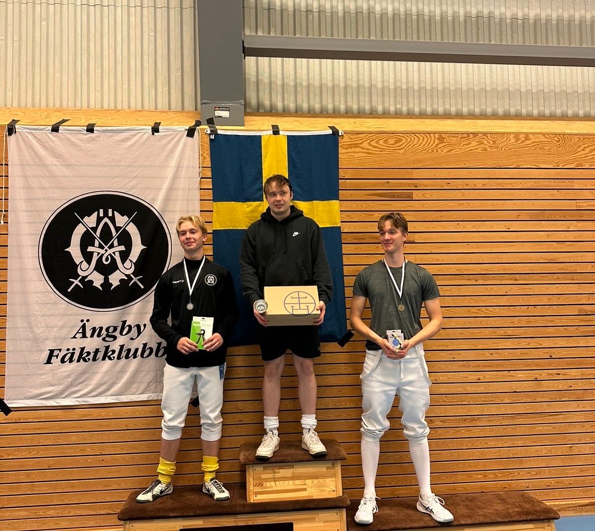 Den förgående helgen var en fullspäckad sådan för Ängbys räkning👊 På hemmaplan vid stora mossen var det dags för Coupe de Stockholm igen, Ängbys egen engagerade tävling och ute på kontinenten var det Satellit för fyra av våra fäktare i Amsterdam🇳🇱
I Stockholm blev det sammanlagt hela 14 stycken pallplatser (måste vara något slags rekord)😱 För de lite yngre var det en total succé. I open U13 lyckades Vincent få första platsen efter en rafflande final mot Miliam. Stort grattis till er båda🥇🥈 En åldersklass, i open U11 blev det en hel pall enbart bestående av Ängby fäktare👌 Först kom Astrid🥇, på en stark andraplats Aisha🥈 och på en delad tredjeplats Ivanna och Märta🥉🥉 Nästa hopp blir till U17 damer där Carolina gjorde en riktigt stark insatts vilket gav henne en fin andraplats💪🥈 Vi kan ju inte glömma senior klassen såklart. Det blev återigen än full svart och vit pall🐼 Rufus, Anton, Alvar och Erik fick samtliga medaljer🥇🥈🥉🥉 Till sist har vi också sabel seniorerna där Victor fick silvret🥈 och Daniel samt Kevin bronset🥉🥉
I Amsterdam var det både upp och ner gångar. För Erik och Alex gick det lite pt det sämre hållet, men ändå en stark tävling av de båda🫡 Det var ändå deras första seniortävling utomlands🤝 Bättre gick det för Tristan och Henri som landade på plats 62 respektive 66, vilket vi är väldigt nöjda med👌
Allt som allt är riktigt lyckad tävlingshelg för alla Ängby:are och som alltid tackar vi såklart vår huvudtränare @andreybakum för allt😤🙏
#ängbyärbäst #svartvittguld