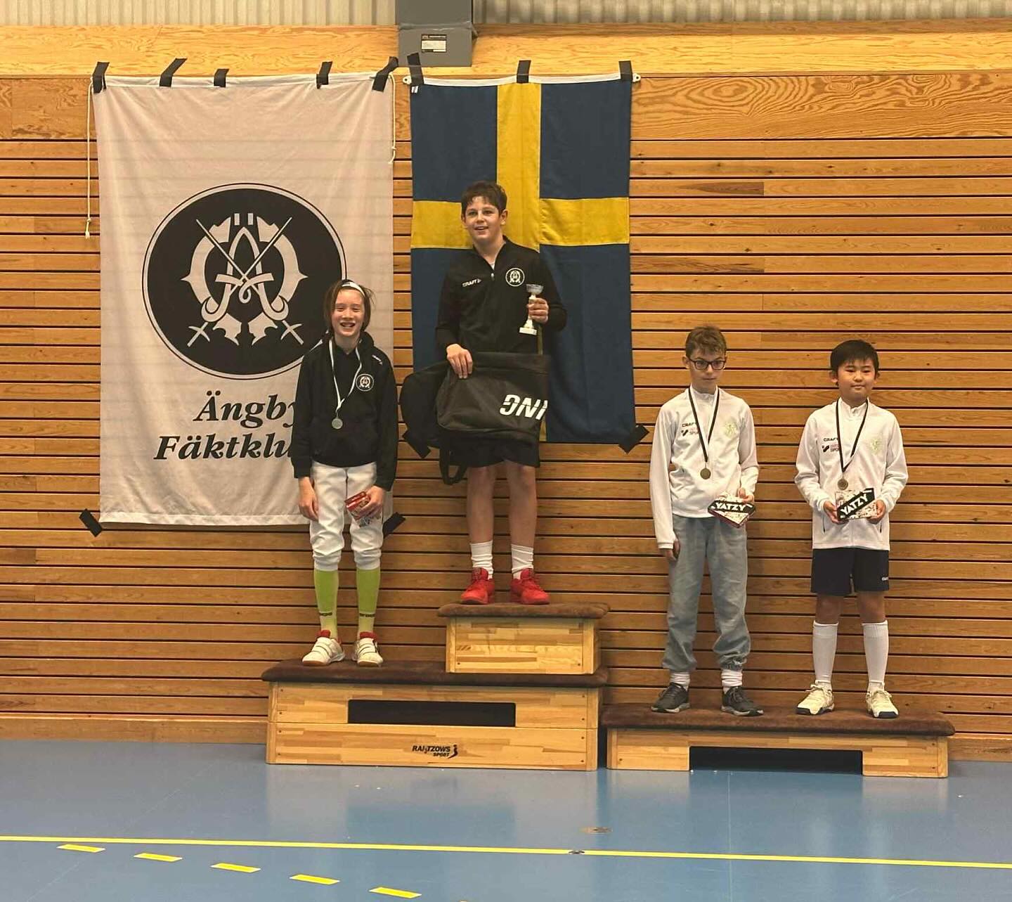 Den förgående helgen var en fullspäckad sådan för Ängbys räkning👊 På hemmaplan vid stora mossen var det dags för Coupe de Stockholm igen, Ängbys egen engagerade tävling och ute på kontinenten var det Satellit för fyra av våra fäktare i Amsterdam🇳🇱
I Stockholm blev det sammanlagt hela 14 stycken pallplatser (måste vara något slags rekord)😱 För de lite yngre var det en total succé. I open U13 lyckades Vincent få första platsen efter en rafflande final mot Miliam. Stort grattis till er båda🥇🥈 En åldersklass, i open U11 blev det en hel pall enbart bestående av Ängby fäktare👌 Först kom Astrid🥇, på en stark andraplats Aisha🥈 och på en delad tredjeplats Ivanna och Märta🥉🥉 Nästa hopp blir till U17 damer där Carolina gjorde en riktigt stark insatts vilket gav henne en fin andraplats💪🥈 Vi kan ju inte glömma senior klassen såklart. Det blev återigen än full svart och vit pall🐼 Rufus, Anton, Alvar och Erik fick samtliga medaljer🥇🥈🥉🥉 Till sist har vi också sabel seniorerna där Victor fick silvret🥈 och Daniel samt Kevin bronset🥉🥉
I Amsterdam var det både upp och ner gångar. För Erik och Alex gick det lite pt det sämre hållet, men ändå en stark tävling av de båda🫡 Det var ändå deras första seniortävling utomlands🤝 Bättre gick det för Tristan och Henri som landade på plats 62 respektive 66, vilket vi är väldigt nöjda med👌
Allt som allt är riktigt lyckad tävlingshelg för alla Ängby:are och som alltid tackar vi såklart vår huvudtränare @andreybakum för allt😤🙏
#ängbyärbäst #svartvittguld