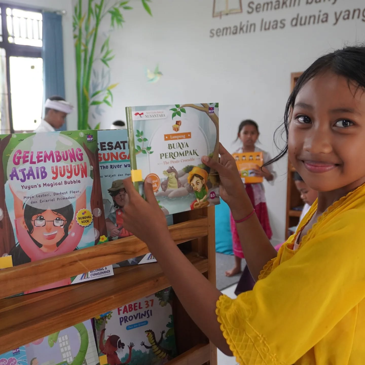 Welcome to The Sensational Learning Center, supported by @mrsensational23
This is the story of how support Shaun helped us to change the future of this library and transform it into our 117th renovated educational facility in Bali.
If you'd like to help transform a library into a learning center, please visit our website.