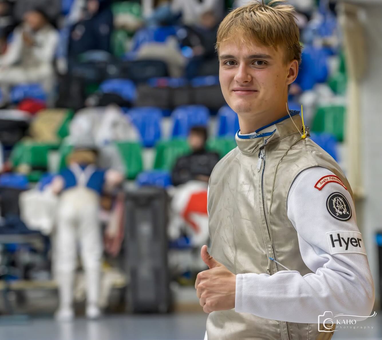 Den förgående helgen var en fullspäckad sådan för Ängbys räkning👊 På hemmaplan vid stora mossen var det dags för Coupe de Stockholm igen, Ängbys egen engagerade tävling och ute på kontinenten var det Satellit för fyra av våra fäktare i Amsterdam🇳🇱
I Stockholm blev det sammanlagt hela 14 stycken pallplatser (måste vara något slags rekord)😱 För de lite yngre var det en total succé. I open U13 lyckades Vincent få första platsen efter en rafflande final mot Miliam. Stort grattis till er båda🥇🥈 En åldersklass, i open U11 blev det en hel pall enbart bestående av Ängby fäktare👌 Först kom Astrid🥇, på en stark andraplats Aisha🥈 och på en delad tredjeplats Ivanna och Märta🥉🥉 Nästa hopp blir till U17 damer där Carolina gjorde en riktigt stark insatts vilket gav henne en fin andraplats💪🥈 Vi kan ju inte glömma senior klassen såklart. Det blev återigen än full svart och vit pall🐼 Rufus, Anton, Alvar och Erik fick samtliga medaljer🥇🥈🥉🥉 Till sist har vi också sabel seniorerna där Victor fick silvret🥈 och Daniel samt Kevin bronset🥉🥉
I Amsterdam var det både upp och ner gångar. För Erik och Alex gick det lite pt det sämre hållet, men ändå en stark tävling av de båda🫡 Det var ändå deras första seniortävling utomlands🤝 Bättre gick det för Tristan och Henri som landade på plats 62 respektive 66, vilket vi är väldigt nöjda med👌
Allt som allt är riktigt lyckad tävlingshelg för alla Ängby:are och som alltid tackar vi såklart vår huvudtränare @andreybakum för allt😤🙏
#ängbyärbäst #svartvittguld