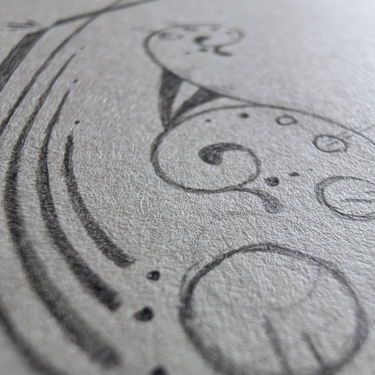 Tattoo ontwerp sneakpeak♥️Als tattoo artiest heb je soms inspiratie voor een tattoo ontwerp zonder dat deze specifiek voor iemand is. Zo ook dit ontwerp, wat hopelijk uiteindelijk een wannado tattoo mag worden.🙏Er zit muziek, natuur, dynamiek, interne groei en speelsheid in dit ontwerp. Hij voelt daarbij enorm passend bij de herfst🍂♥️Het gehele ontwerp is nog niet helemaal af, dus het eind resultaat gaat nog komen! Die krijgen jullie dan wel helemaal te zien en is dan ook beschikbaar om gekozen te worden door iemand die er mee resoneert!♥️#wannadotattoo #autumntattoodesign #sacreddoodletattoo #handdrawnart #handdrawntattoo #tattoodesign #femaletattooartist #sneakpeaktattoodesign #stickandpokenl #handpoke