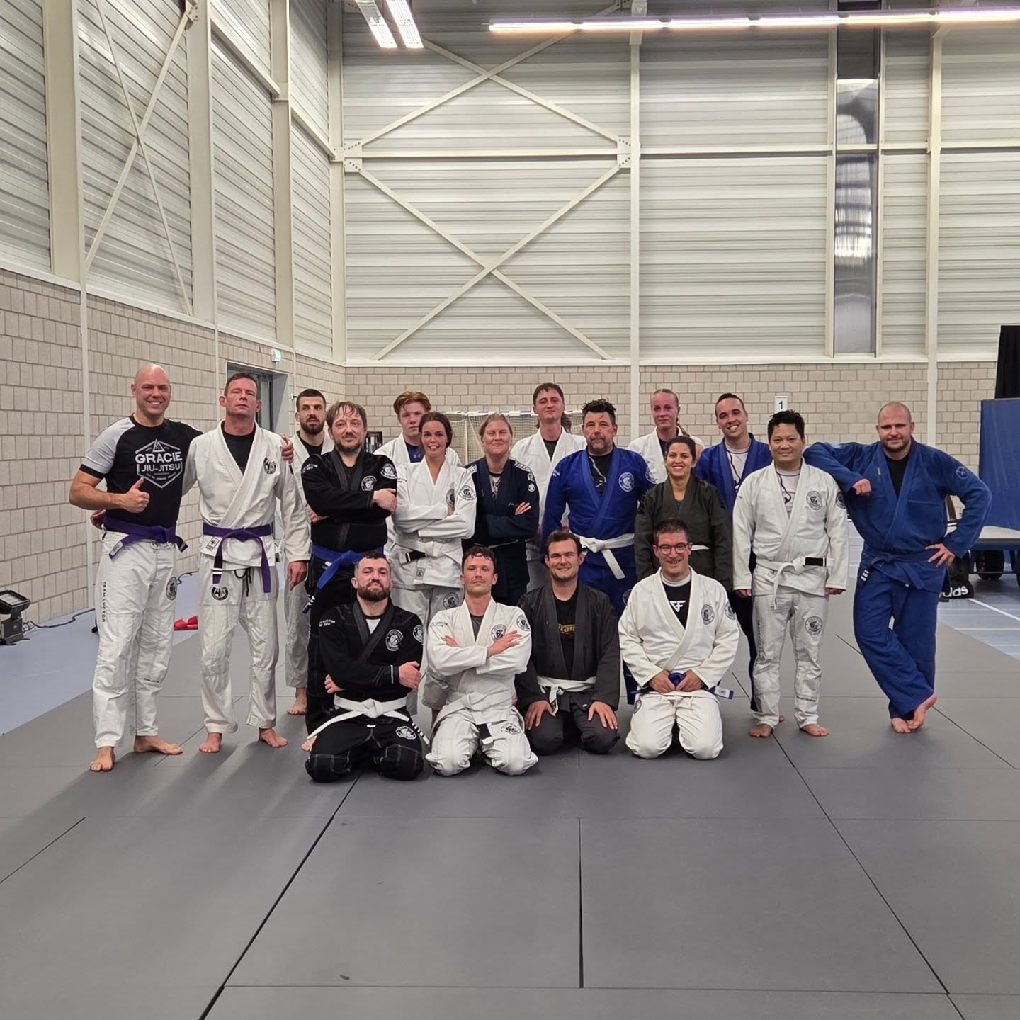 Friday night BJJ fundamentals, full mat, 2 new students and @koosvandenbjj from @harderjiujitsu ....
