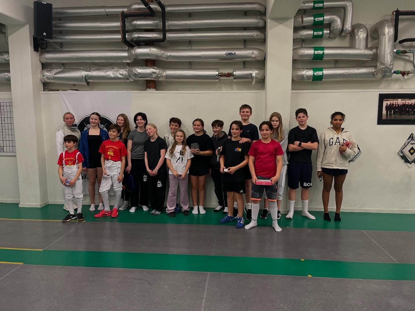 I söndags fick vi på Ängby finbesök av flera finska fäktare från @oms_tagram . 🇫🇮 Tillsammans anordnade vi en tävling med Masters 2 gruppen där det bjöds på tuffa matcher blandat med mycket glädje och skratt. Wilma blev den obesegrad vinnaren efter en bra tävling av henne🥳 Det är alltid bra att få ett utbyta av konkurrensen och vi hoppas såklart på att detta inte var en engångsföreteelse👊
Tack för en grym helg @oms_tagram 🫡🤝