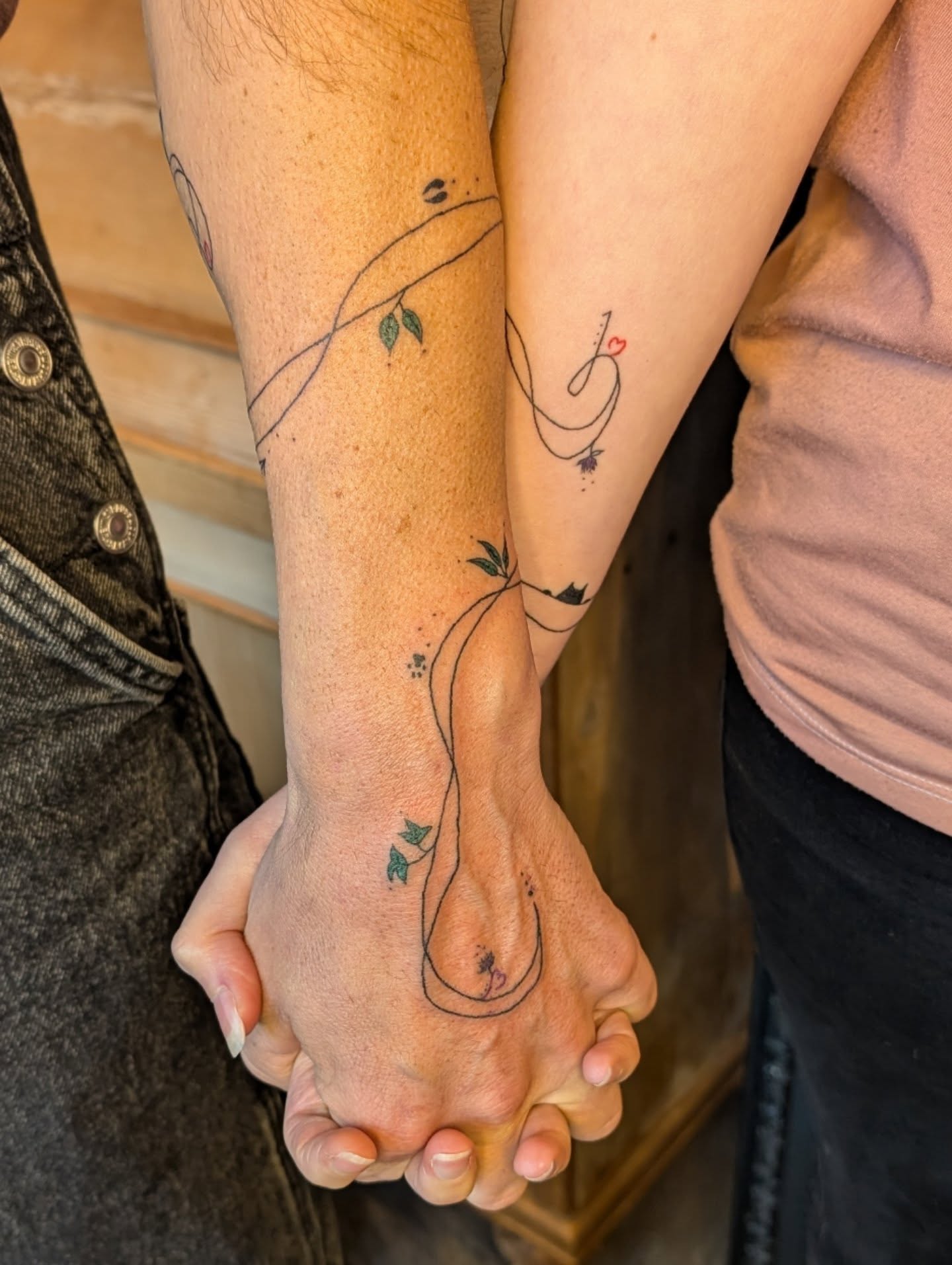 Deze week een geweldige koppeltattoo ervaring mogen doen met een heel leuk stel!♥️🙏Beide echt een prachtig persoon op zichzelf die samen een bijzonder liefdesverhaal delen♥️ Het was zo fijn om dit verhaal te mogen horen en samen met deze lieve mensen te mogen zijn, en natuurlijk om jullie prachtige tattoos te ontwerpen en zetten!🙏🍃In beide tattoos zitten persoonlijke elementen, overloop naar de ander en ook uitwisseling met elementen van elkaar. Zo gaaf en zulke leuke tattoos om te mogen zetten, het was mij een eer en een plezier dit voor en met jullie te mogen doen!♥️Dank jullie wel voor deze heerlijke week, jullie vertrouwen en de leuke uitdaging met nieuwe kleuren te werken!🙏♥️
Ik wens jullie veel liefde en veel plezier toe met elkaar en met jullie epische nieuwe tattoos!♥️Check ook de video's op het einde van de carousel!🙏#femaletattooartist #colourtattoos #kleurtattoo #animaltattoos #naturetattoos #lovetattoo #koppeltattoo #connection #ceremonytattoo #sacreddoodletattoo #stickandpokenl #handdrawntattoo #handpoke #freehandtattoo #finelinetattoo #handtattoo #tattooexperience #tattoosmeteenverhaal #trouwtattoo #tattooervaring