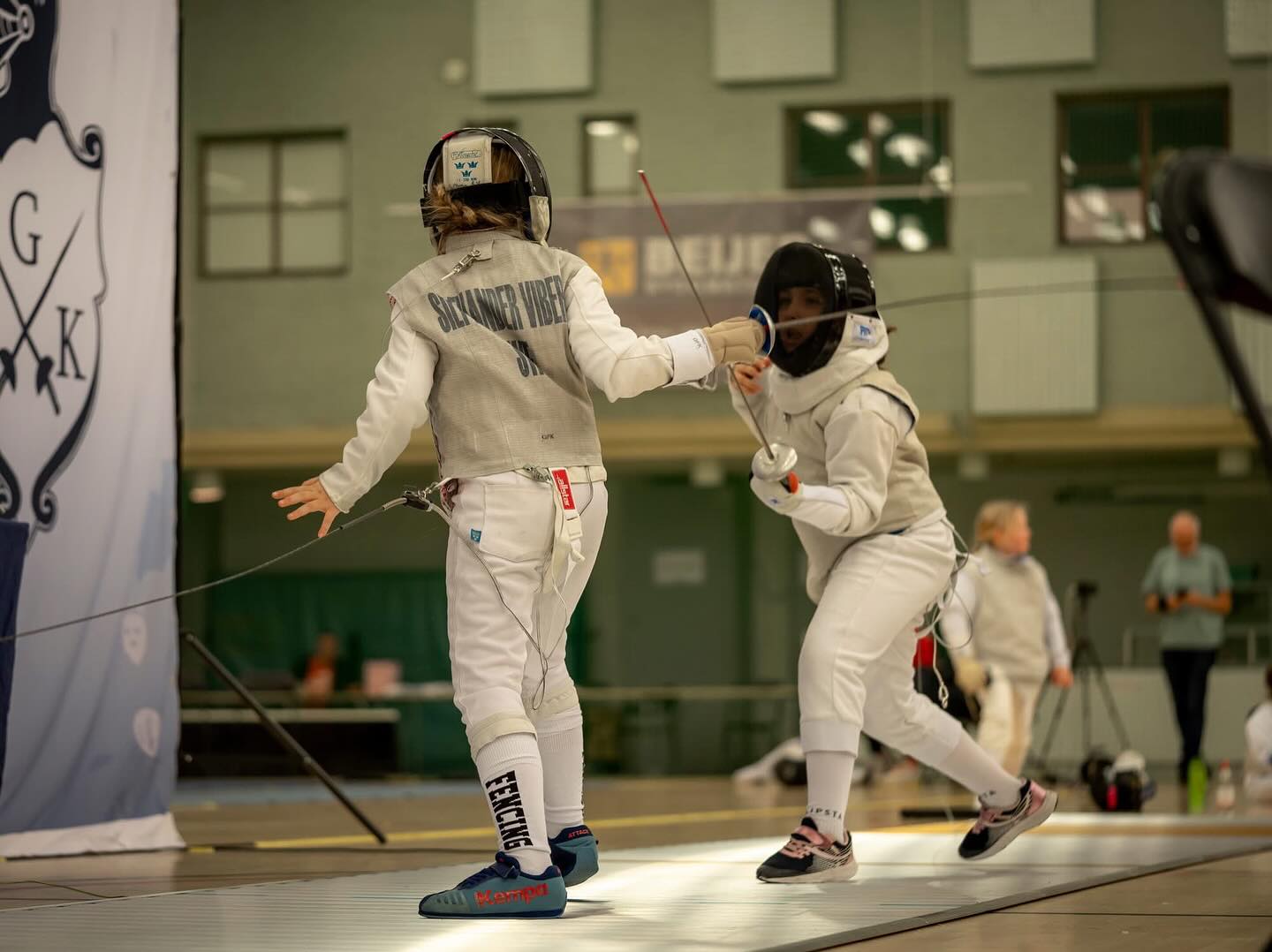 En till vecka och en till tävling för Ängbys räkning. Denna gång var det en av Sveriges största tävlingar med West Coast Challenge👏
För de allra yngsta i U11 hade vi en tapper startande. Astrid hamnade på en respektabel 8:e plats utav flera internationella startande💪 Riktigt starkt gjort av henne tycker mediateamet👊
I åldersklassen över hade vi fler fäktare. Totalt var det fyra fäktare från Ängby där Vincent missade en pallplats precis och landade på plats 5. Med det blev han den högst rankade Ängby:aren i U13. Wilma, Miliam och Vera-Li körde också på bra, bara på’t med det igen😤
Dessutom blev det en fin silvermedalj för samtliga i lagtävlingen🥈
På U17 sidan hade vi också flera som körde på bra. För damerna kämpade Carolina hårt och det blev tillslut plats 85 för hennes del av många startande. För herrarna blev bästa resultat Jonathan på plats 46, även Alvar var med och landade på 116🤝 Även här blev det lag där de respektive lagen fick fina placeringar👌
Vi vill också slå ett slag alla Ängbys domare som gjorde fina insatser under den gångna helgen🥳
Till slut vi vill tacka @gothenburgfencingclub för en fin tävling.
#ängbyärbäst #svartvittguld