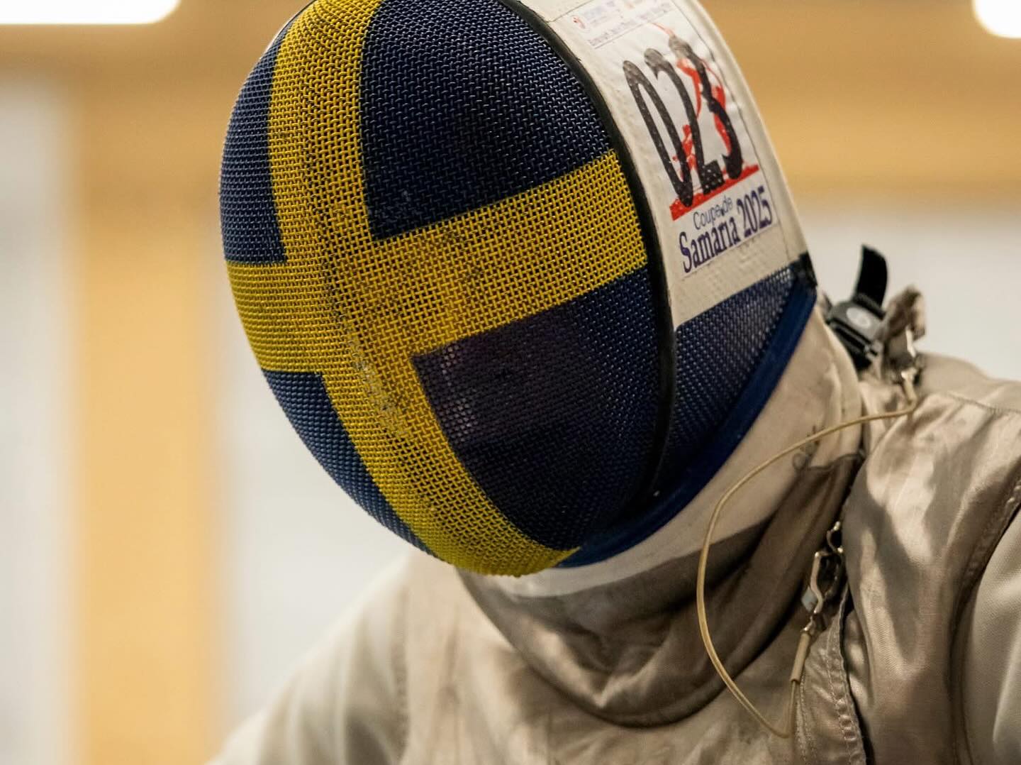 En till vecka och en till tävling för Ängbys räkning. Denna gång var det en av Sveriges största tävlingar med West Coast Challenge👏
För de allra yngsta i U11 hade vi en tapper startande. Astrid hamnade på en respektabel 8:e plats utav flera internationella startande💪 Riktigt starkt gjort av henne tycker mediateamet👊
I åldersklassen över hade vi fler fäktare. Totalt var det fyra fäktare från Ängby där Vincent missade en pallplats precis och landade på plats 5. Med det blev han den högst rankade Ängby:aren i U13. Wilma, Miliam och Vera-Li körde också på bra, bara på’t med det igen😤
Dessutom blev det en fin silvermedalj för samtliga i lagtävlingen🥈
På U17 sidan hade vi också flera som körde på bra. För damerna kämpade Carolina hårt och det blev tillslut plats 85 för hennes del av många startande. För herrarna blev bästa resultat Jonathan på plats 46, även Alvar var med och landade på 116🤝 Även här blev det lag där de respektive lagen fick fina placeringar👌
Vi vill också slå ett slag alla Ängbys domare som gjorde fina insatser under den gångna helgen🥳
Till slut vi vill tacka @gothenburgfencingclub för en fin tävling.
#ängbyärbäst #svartvittguld