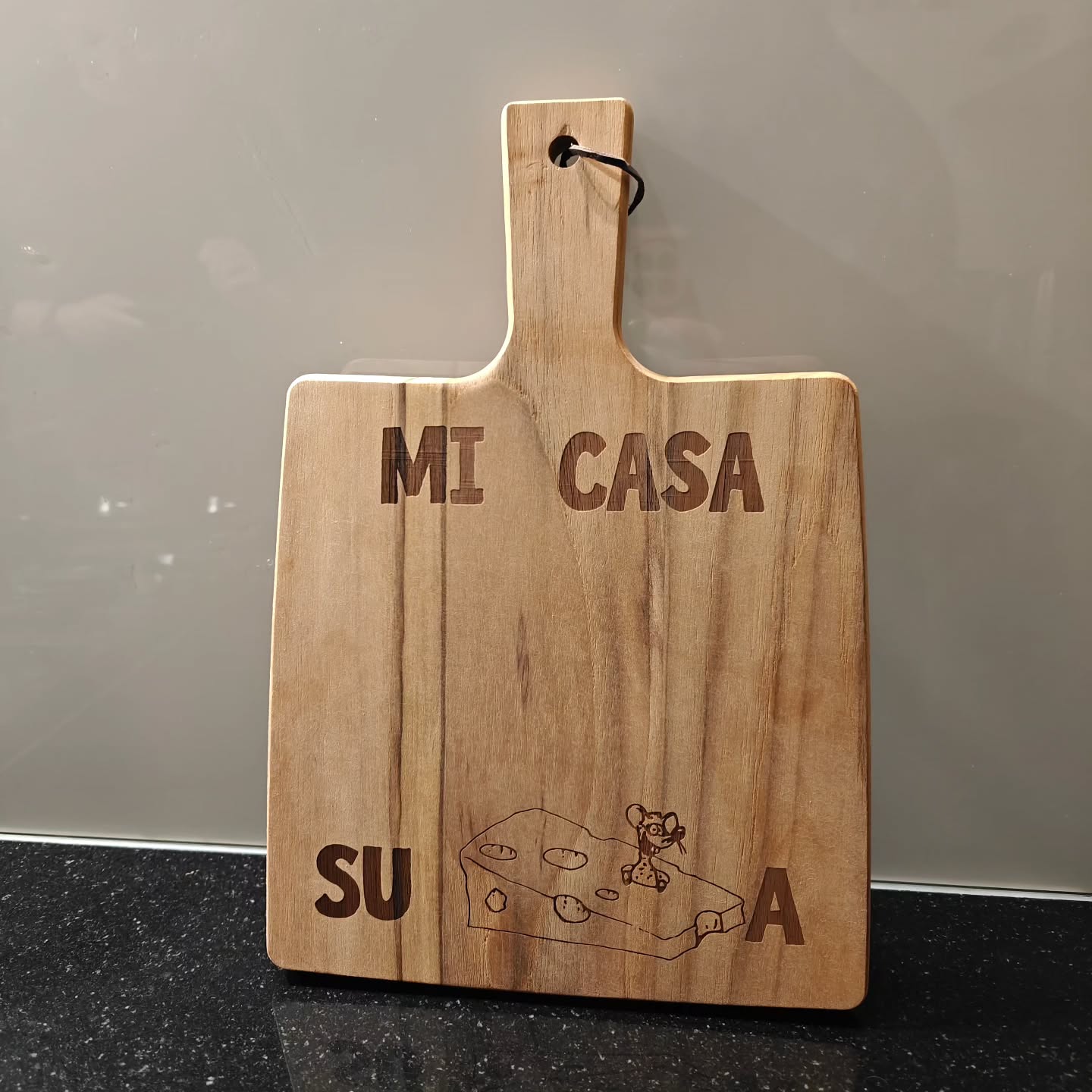 Iets met een house warming.
Super leuk idee van mijn zoon.
#kaasplank
#lasergraveren
#micasasucasa
#kaas
#peerwood