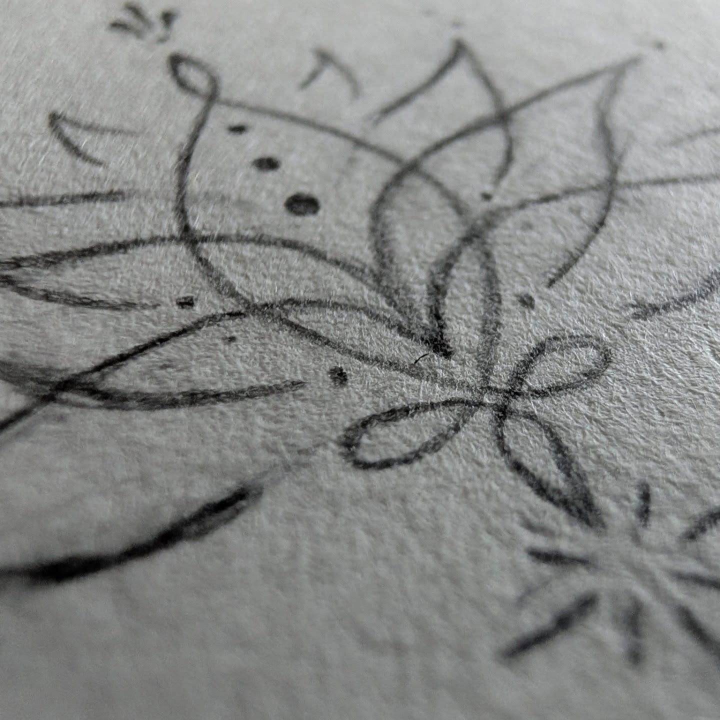 Tattoo ontwerp schets sneak peak♥️Een all time favoriet voor tattoos is de lotus!🪷 Een prachtige bloem met veel symboliek, die voor veel mensen ook een persoonlijk randje met zich mee draagt.Ondanks dat deze bloem populair is voor tattoos, blijft elke lotus die ik ontwerp een uniek en authentiek design. Een van mijn waardes in mijn werk is dat ieder mens uniek is, dus ook iedere tattoo is uniek.🙏♥️Zolang een symbool een belangrijke waarde of herinnering heeft voor iemand, dan werk ik met liefde aan een ontwerp die echt bij je past!♥️#lotusflower #lotustattoo #stickandpokenl #handpoke #femaletattooartist #tattoosmeteenverhaal #symboltattoo #sneakpeaktattoodesign #tattooontwerp #lovetattoo #freehandtattoo #finelinetattoo #unieketattoo #uniquetattoo #channeling