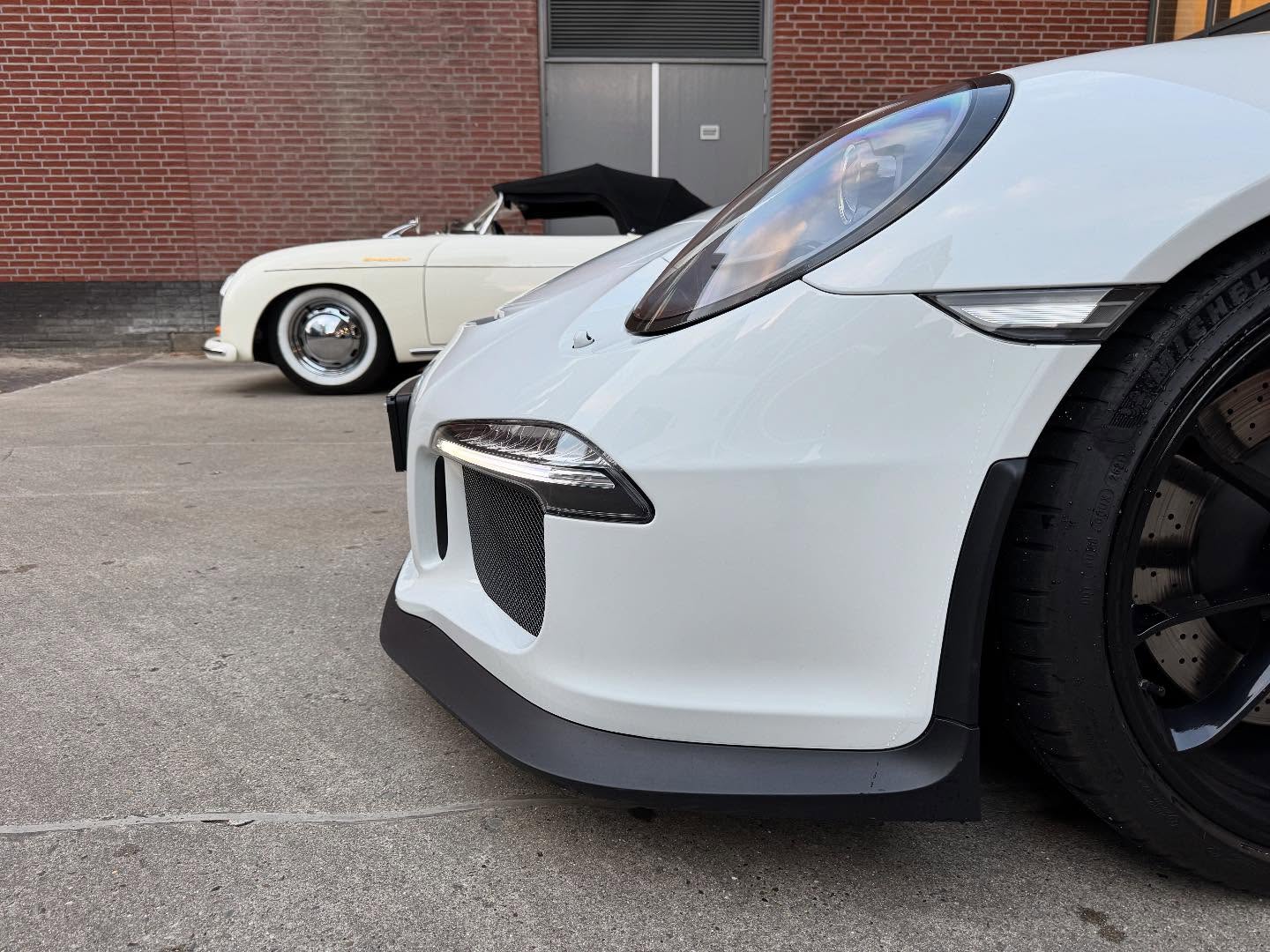 Wie een serieuze Porsche wilt huren, is bij JS Trouwauto’s aan het juiste adres! Kies je voor de adrenaline kick met onze Porsche GT3 of voor de klassieke tour ervaring met de Porsche Speedster? Vraag snel je offerte aan, voor 2026 loopt het alweer storm! #trouwauto #tijdomteboeken #trouwen #voorbereiden #prep #bruiloft #trouwvervoer #verloofd #porsche #gt3 #speedster