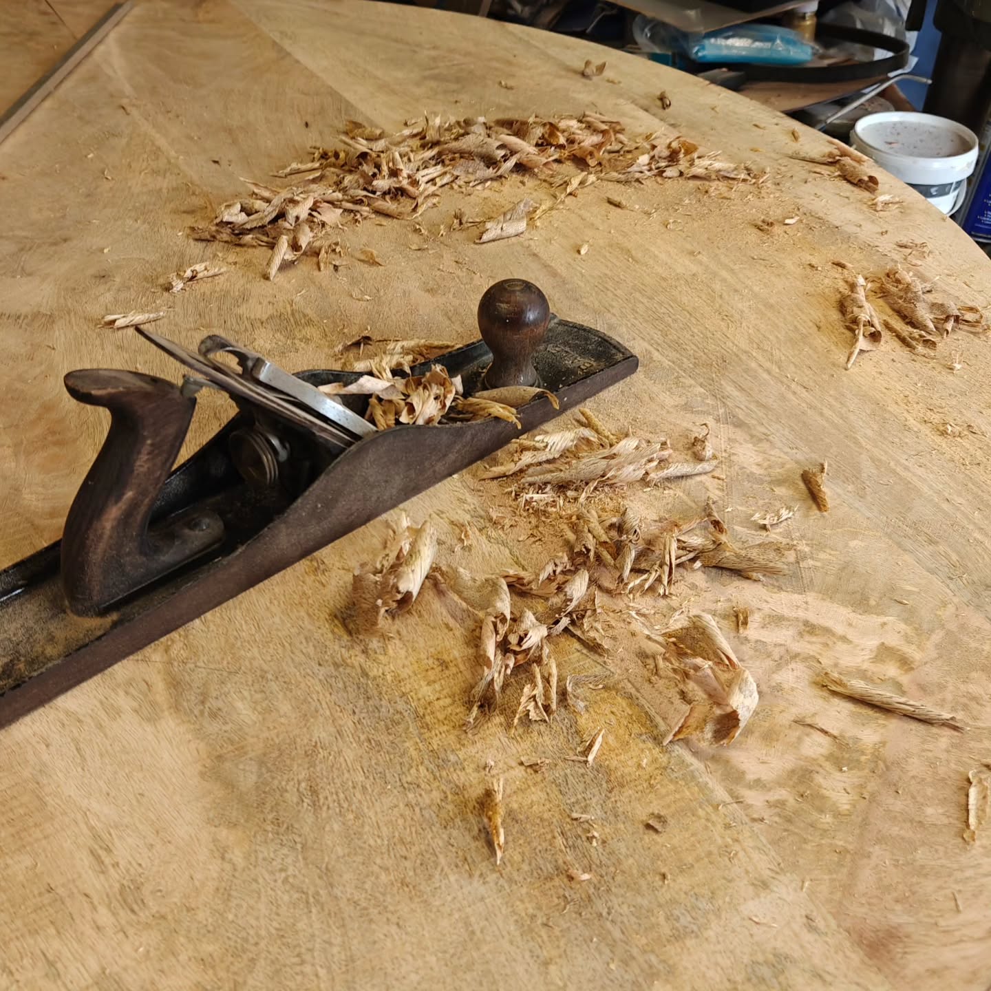 Recent kreeg ik de vraag om deze tafel te schuren en wat gladder te maken. Al snel bleek dat enkel schuren niet het gewenste resultaat zou geven. Na een gedeeltelijke demontage heb ik de tafel vlak getrokken en weer vast gezet. Vervolgens geschuurd en weer van kleur en een degelijke lak laag voorzien. Het was een hele transformatie.
#schuren #werkenmethout #loveit
#nieuwetafel #Peerwood