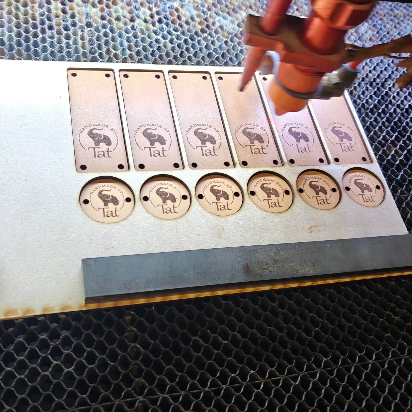 Maatwerk is het leukste wat er is. Mensen blij maken met toffe dingen ook.
Dit heeft het allebei!
Leuke leerlabels voor een dame die toffe handwerk projecten maakt.
#leerlaseren #laser #leer #graveren # leergraveren
#Peerwood
#Lasersnijden #maatwerk