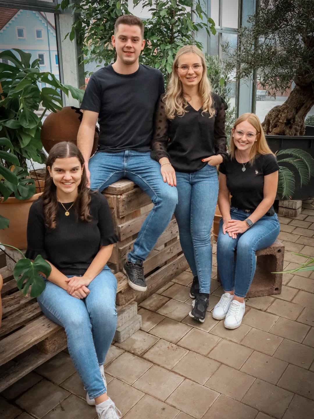 Unser Prinzenpaar in der Saison 2025/26, Prinzessin Eva I. und Prinz Florian II. 👑
Mit ihren Hofdamen, Carmen und Christina.
Herzlichen Glückwunsch, auf einen tollen Fasching mit euch! ✨️🥂
.
.
.
.
.
#narrhalla #narrhallanandlstadt #nandlstadt #11.11 #prinzenpaarnandlstadt #tanzen #fun #spaß #team #prinzenpaar #prinzessin #princess #prinz #hofdame #hofdamen #proklamation
#fasching #fasching2026 #saison2026 #ball #bälle