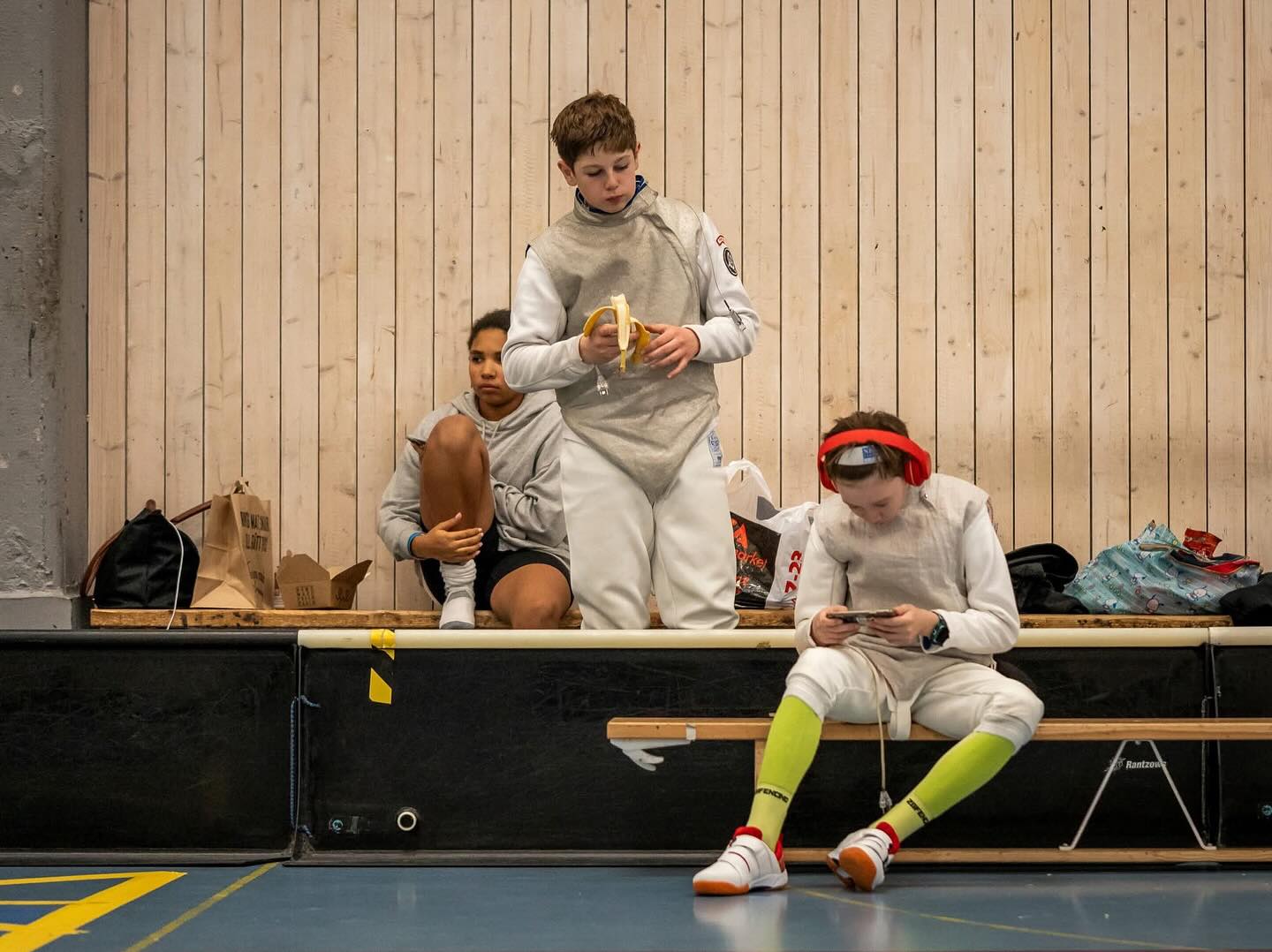 En till vecka och en till tävling för Ängbys räkning. Denna gång var det en av Sveriges största tävlingar med West Coast Challenge👏
För de allra yngsta i U11 hade vi en tapper startande. Astrid hamnade på en respektabel 8:e plats utav flera internationella startande💪 Riktigt starkt gjort av henne tycker mediateamet👊
I åldersklassen över hade vi fler fäktare. Totalt var det fyra fäktare från Ängby där Vincent missade en pallplats precis och landade på plats 5. Med det blev han den högst rankade Ängby:aren i U13. Wilma, Miliam och Vera-Li körde också på bra, bara på’t med det igen😤
Dessutom blev det en fin silvermedalj för samtliga i lagtävlingen🥈
På U17 sidan hade vi också flera som körde på bra. För damerna kämpade Carolina hårt och det blev tillslut plats 85 för hennes del av många startande. För herrarna blev bästa resultat Jonathan på plats 46, även Alvar var med och landade på 116🤝 Även här blev det lag där de respektive lagen fick fina placeringar👌
Vi vill också slå ett slag alla Ängbys domare som gjorde fina insatser under den gångna helgen🥳
Till slut vi vill tacka @gothenburgfencingclub för en fin tävling.
#ängbyärbäst #svartvittguld