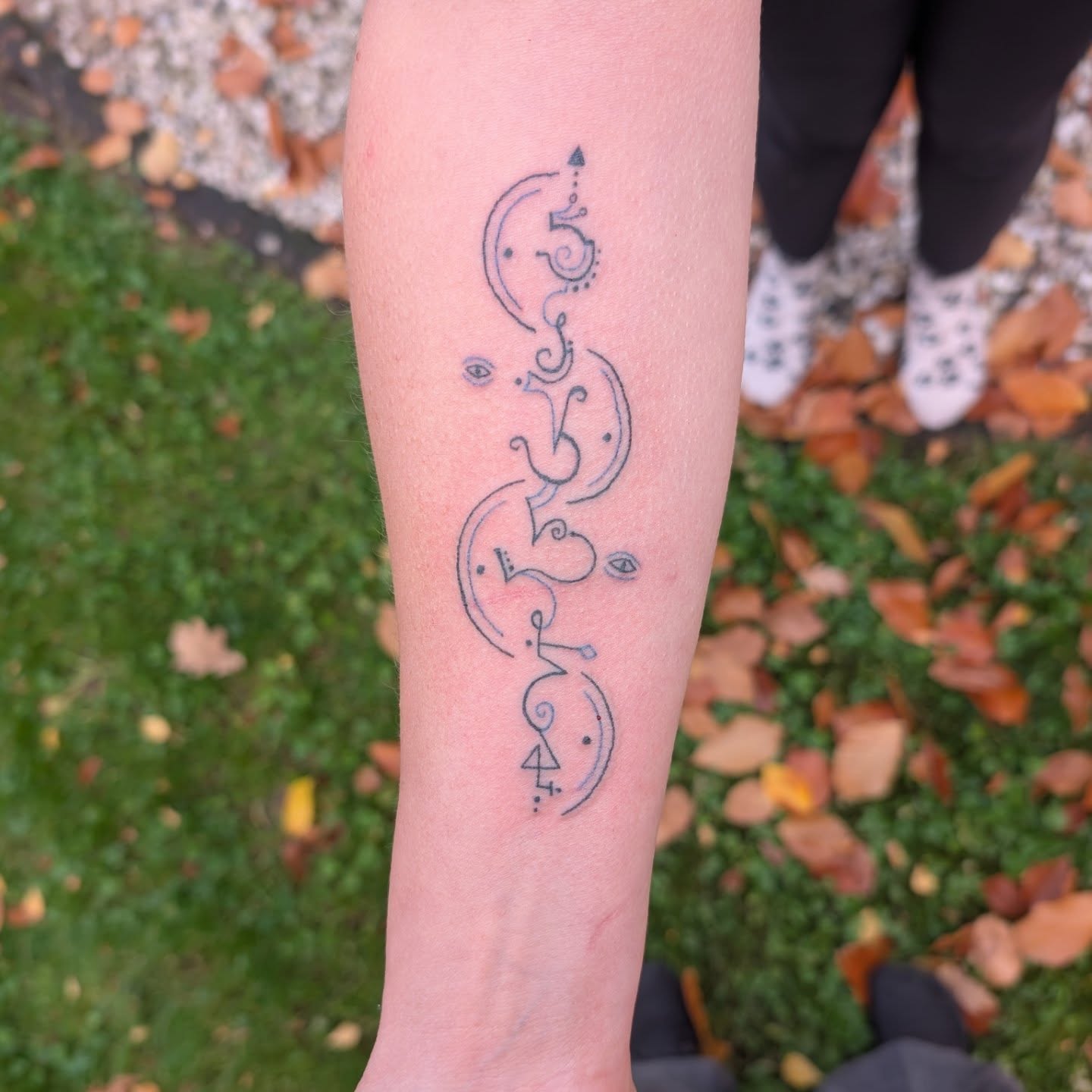 Gisteren deze prachtig krachtige lightcode tatoeage mogen zetten bij een net zo'n prachtig krachtige vrouw!♥️Zwart met blauwe elementen, weer een nieuwe kleur voor mij om mee te werken! Vind het heerlijk dat iedere nieuwe klant met weer een nieuwe uitdaging voor mij komt🙏De lightcode zelf is ontworpen door @nifruedacodes en een beetje uitgebreid door deze lieve vrouw zelf om hem compleet te maken. Waarbij ik het blauw heb mogen toevoegen🙏Was een hele fijne sessie, dank je wel voor je vertrouwen en de mooie gesprekken!♥️#blackandbluetattoo #femaletattooartist #sacreddoodletattoo #linetattoo #lightcode #lightcodetattoos #spiritueletattoo #spiritualjourney #selflovetattoo #stickandpokenl #handpoke #freehandtattoo #symboltattoo #handpoketattoo