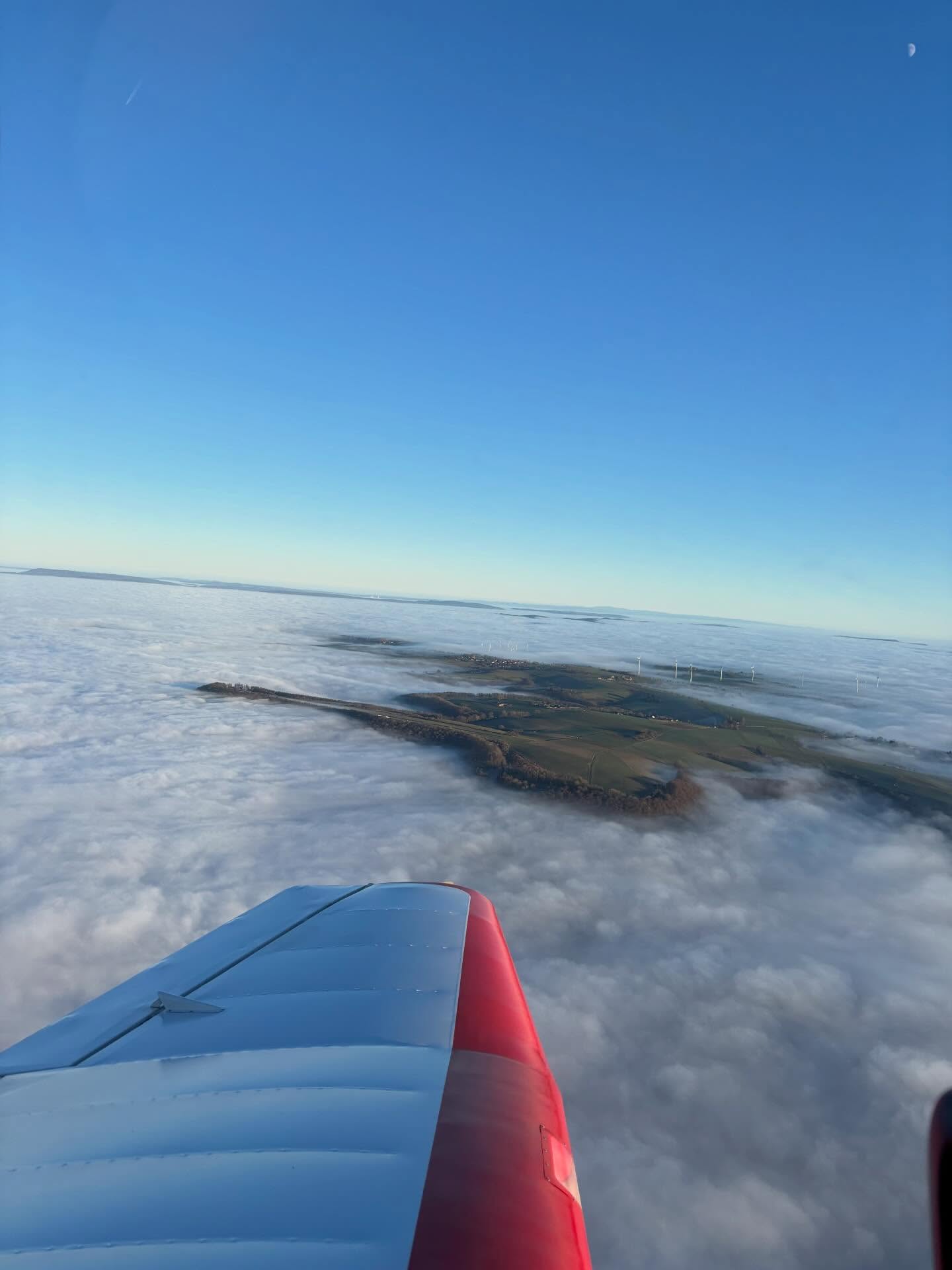 Während sich in den Tälern heute der nasskalte Nebel hartnäckig hielt, konnten wir über den Wolken strahlenden Sonnenschein genießen. Nicht umsonst wird unser Flugplatz häufig auch als „Flugzeugträger“ bezeichnet – bei dieser typisch winterlichen Inversionswetterlage wird schnell klar, warum.😶🌫️
Gerade in diesen Tagen lohnt sich ein Besuch bei uns auf der Hochebene ganz besonders!☀️ Tipp: Auf unserer Webcam könnt ihr jederzeit sehen, wie das Wetter aktuell am Flugplatz ist: https://www.terra-hd.de/mik3/
#weserbergland #badpyrmont #luegde #flugplatz