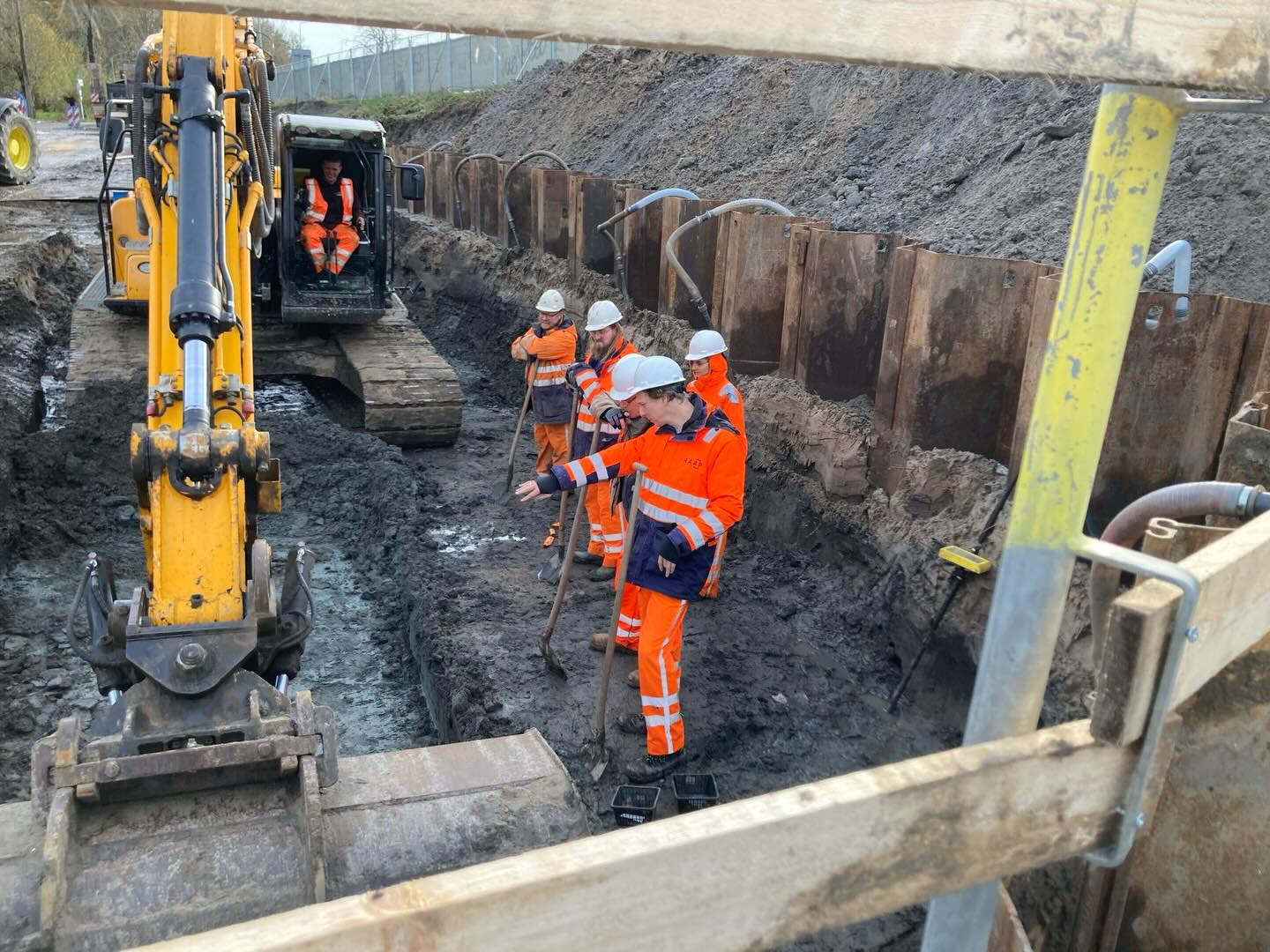 De voorzitter van Stichting Groen Cronesteyn zit deze week in de put en hij heeft de tijd van zijn leven. Vlak naast het Cronesteyn park is hij met @raap_erfgoed op zoek naar de resten van de iconische Schans Lamme
@de_smid #Sjaakendearcheologen #lammeschans #schanslamme #leidenstadvanontdekkingen #put #cronesteyn #polderpark #polderparkcronesteyn #archeologie
Foto: Piet Breebaart
Wil je ook gaan kijken bij de opgravingen van Schans Lamme, dat kan deze gele maand! Zie: https://www.oudleiden.nl/nieuws/laatste-nieuws-hvol/6043-kom-kijken-bij-de-opgraving-van-schans-lammen
