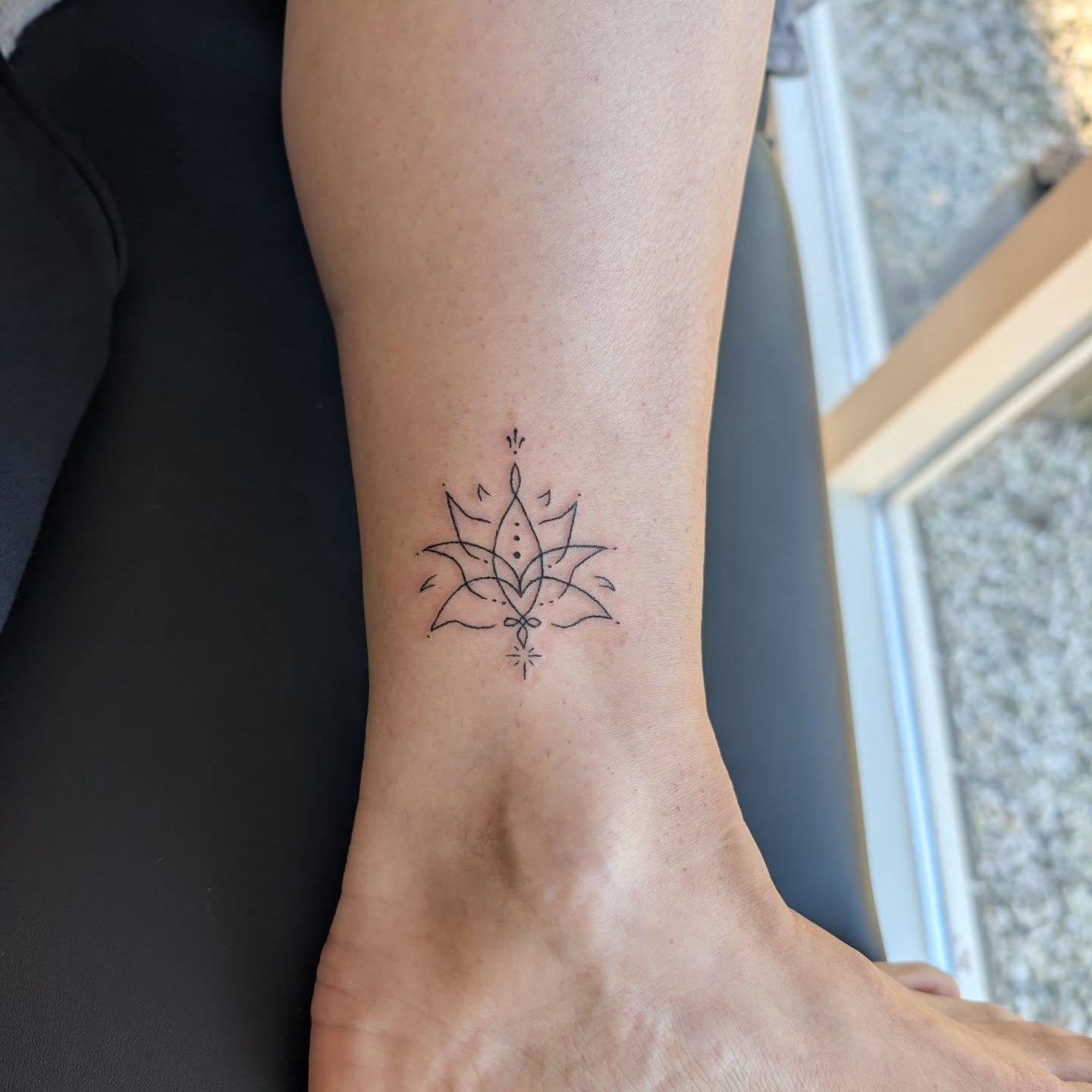 Een prachtige authentieke lotus voor een prachtige vrouw♥️Haar eerste tatoeage! Het voelde allemaal passend en kloppend. Het ontwerp, de plek, de dag🙏 Zodanig dat ze er zelfs praktisch geen pijn aan heeft gevoeld en zichzelf volledig ontspannen kon overgeven aan het proces♥️Zo zie je maar dat wanneer het tijd is en je er klaar voor bent, voelt het allemaal goed en past het helemaal binnen jouw flow en proces! Een toevoeging en eerbetoon aan jou en jouw lichaam🙏♥️Ik vond het heel gaaf om dit voor jou te mogen en kunnen doen!🙏♥️ Dat je er veel kracht, licht en plezier uit mag halen elke keer dat je er naar kijkt!#finelinetattoo #lotusflower #lotustattoo #stickandpokenl #stickandpoketattooartist #femaletattooartist #sacreddoodletattoo #handpoke #freehandtattoo #enkeltattoo #lovetattoo #spiritueletattoo #selflovetattoo #spiritualtattoo #spiritualjourney