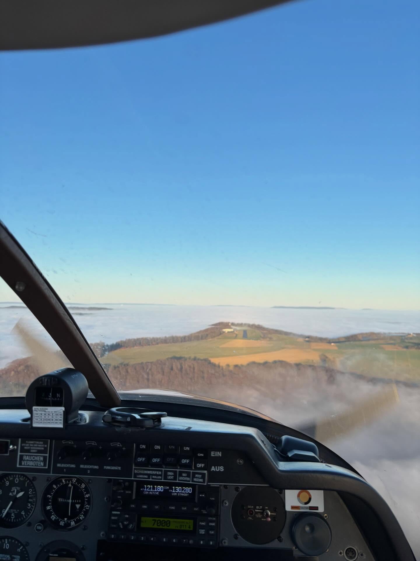 Während sich in den Tälern heute der nasskalte Nebel hartnäckig hielt, konnten wir über den Wolken strahlenden Sonnenschein genießen. Nicht umsonst wird unser Flugplatz häufig auch als „Flugzeugträger“ bezeichnet – bei dieser typisch winterlichen Inversionswetterlage wird schnell klar, warum.😶🌫️
Gerade in diesen Tagen lohnt sich ein Besuch bei uns auf der Hochebene ganz besonders!☀️ Tipp: Auf unserer Webcam könnt ihr jederzeit sehen, wie das Wetter aktuell am Flugplatz ist: https://www.terra-hd.de/mik3/
#weserbergland #badpyrmont #luegde #flugplatz