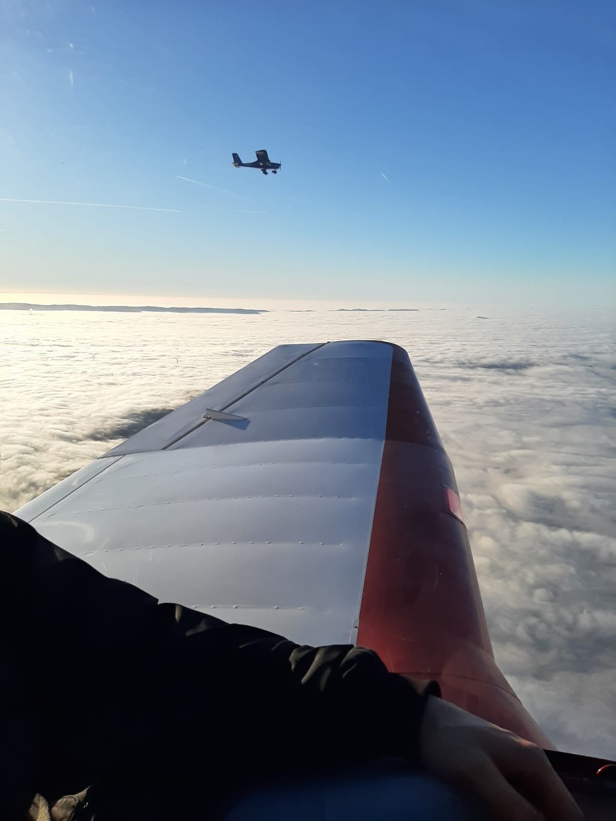 Während sich in den Tälern heute der nasskalte Nebel hartnäckig hielt, konnten wir über den Wolken strahlenden Sonnenschein genießen. Nicht umsonst wird unser Flugplatz häufig auch als „Flugzeugträger“ bezeichnet – bei dieser typisch winterlichen Inversionswetterlage wird schnell klar, warum.😶🌫️
Gerade in diesen Tagen lohnt sich ein Besuch bei uns auf der Hochebene ganz besonders!☀️ Tipp: Auf unserer Webcam könnt ihr jederzeit sehen, wie das Wetter aktuell am Flugplatz ist: https://www.terra-hd.de/mik3/
#weserbergland #badpyrmont #luegde #flugplatz