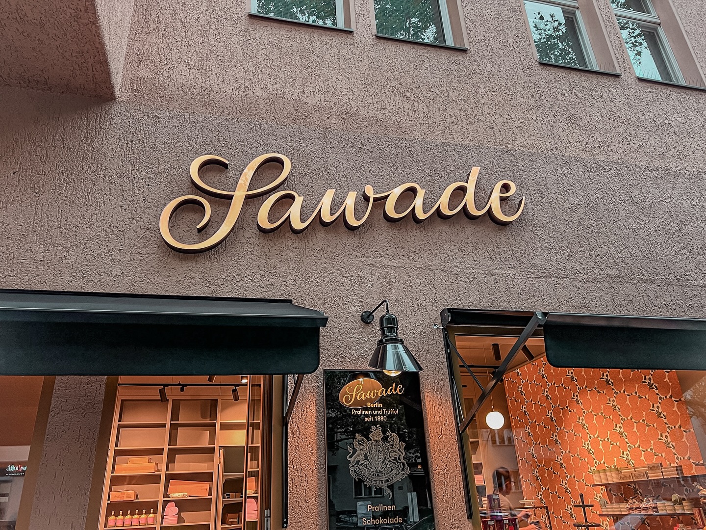 Die Sawade-Filiale hat neue Markisen bekommen – elegant, ruhig und genau passend zum Stil des Hauses. Das Tuch wirkt hochwertig, die Anlage ist sauber eingebaut und die gesamte Außenansicht bekommt dadurch einen klaren, gepflegten Look.
Ein sichtbarer Unterschied, der die Filiale noch einladender macht. 🍫