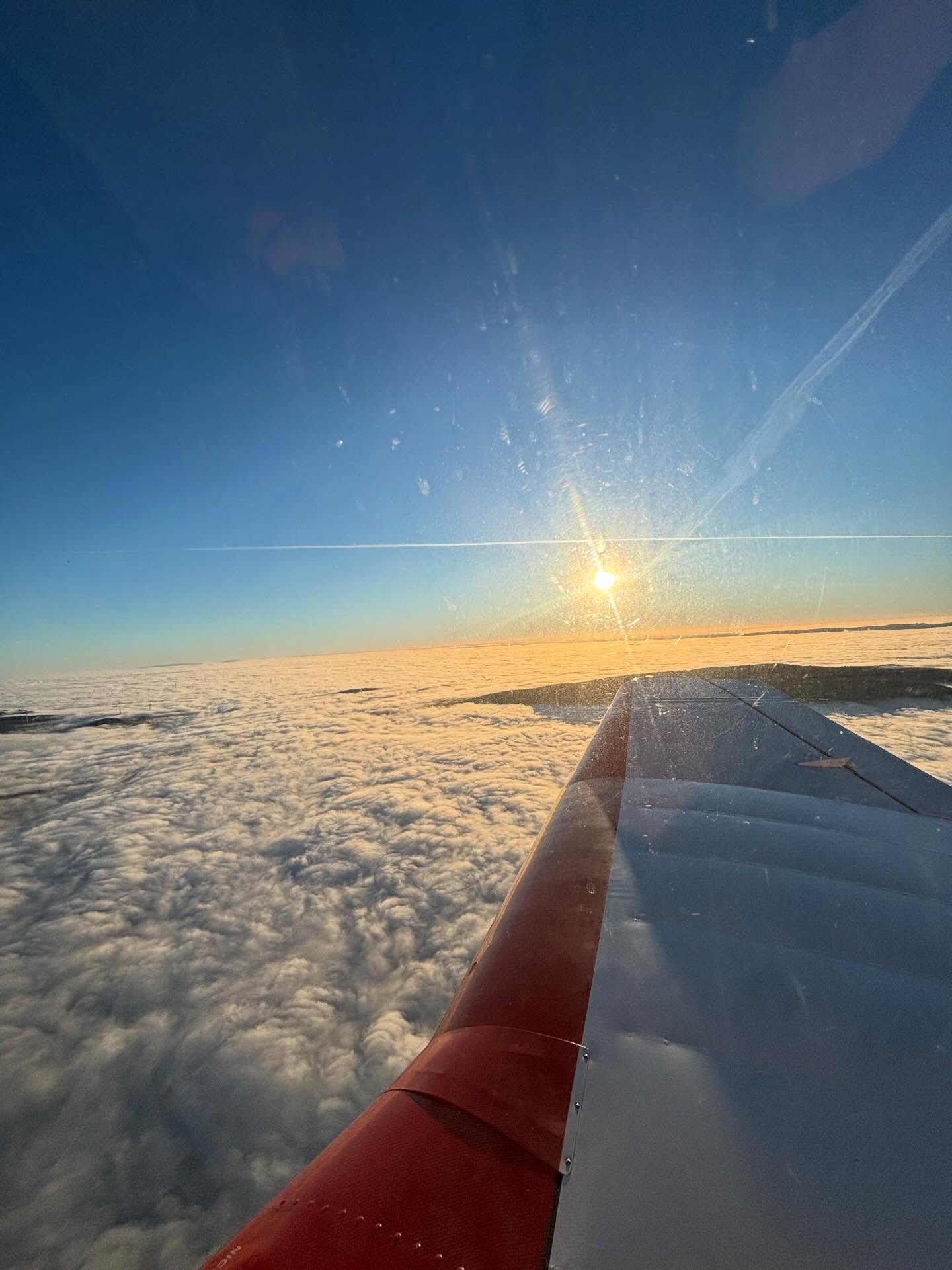 Während sich in den Tälern heute der nasskalte Nebel hartnäckig hielt, konnten wir über den Wolken strahlenden Sonnenschein genießen. Nicht umsonst wird unser Flugplatz häufig auch als „Flugzeugträger“ bezeichnet – bei dieser typisch winterlichen Inversionswetterlage wird schnell klar, warum.😶🌫️
Gerade in diesen Tagen lohnt sich ein Besuch bei uns auf der Hochebene ganz besonders!☀️ Tipp: Auf unserer Webcam könnt ihr jederzeit sehen, wie das Wetter aktuell am Flugplatz ist: https://www.terra-hd.de/mik3/
#weserbergland #badpyrmont #luegde #flugplatz