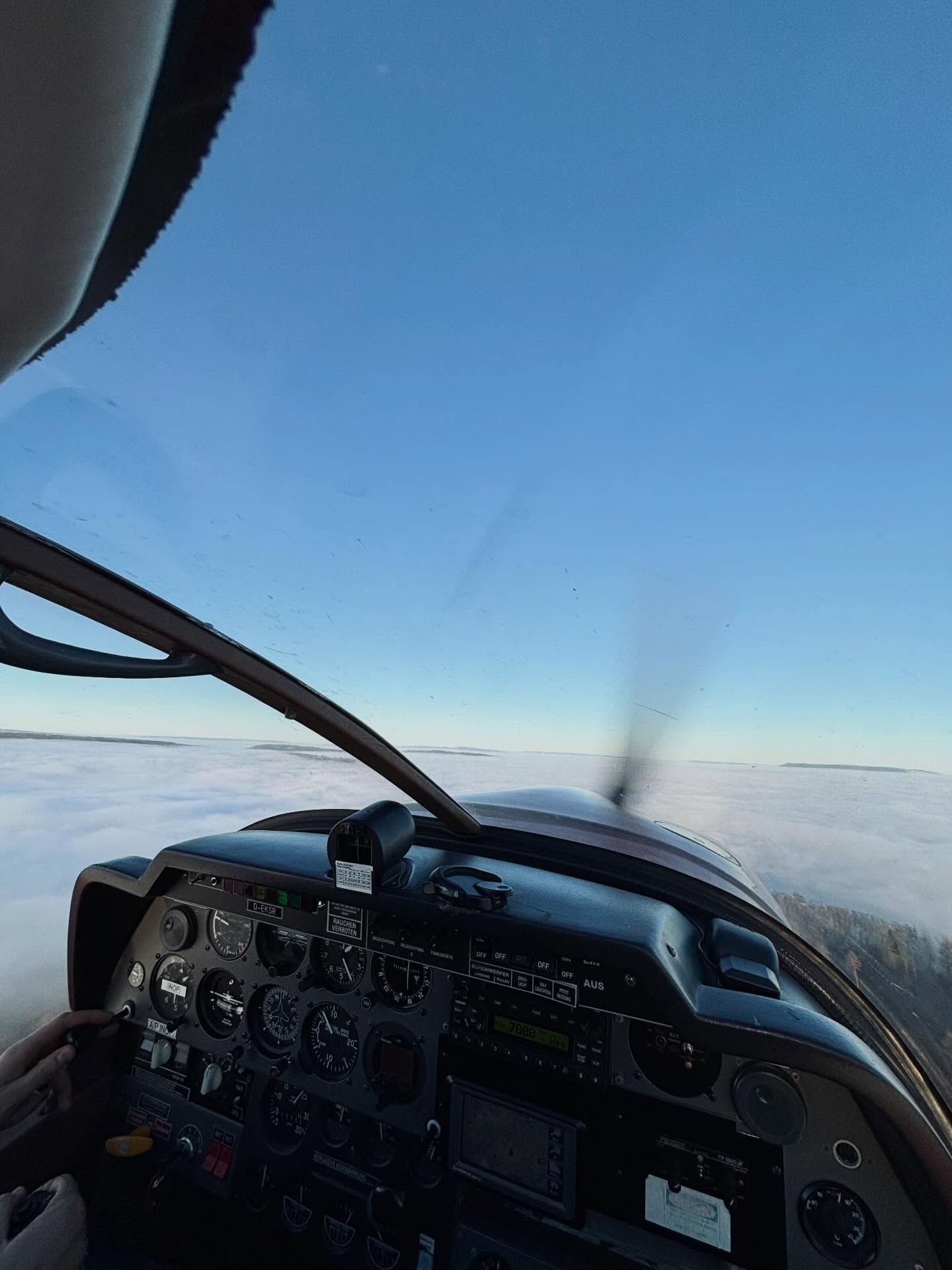Während sich in den Tälern heute der nasskalte Nebel hartnäckig hielt, konnten wir über den Wolken strahlenden Sonnenschein genießen. Nicht umsonst wird unser Flugplatz häufig auch als „Flugzeugträger“ bezeichnet – bei dieser typisch winterlichen Inversionswetterlage wird schnell klar, warum.😶🌫️
Gerade in diesen Tagen lohnt sich ein Besuch bei uns auf der Hochebene ganz besonders!☀️ Tipp: Auf unserer Webcam könnt ihr jederzeit sehen, wie das Wetter aktuell am Flugplatz ist: https://www.terra-hd.de/mik3/
#weserbergland #badpyrmont #luegde #flugplatz