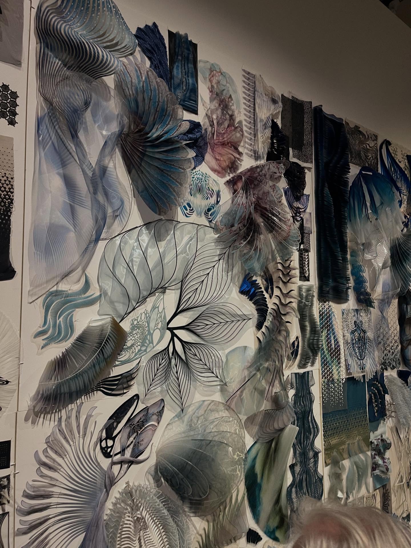 In 010 again for the second time @irisvanherpen @kunsthal , this time with @jurrien_brouwer and co. Love the details of the samples, combining natural and artificial fibers, the extensive research that was done and seeing how it all combines in the final piece: a wearable dream…
