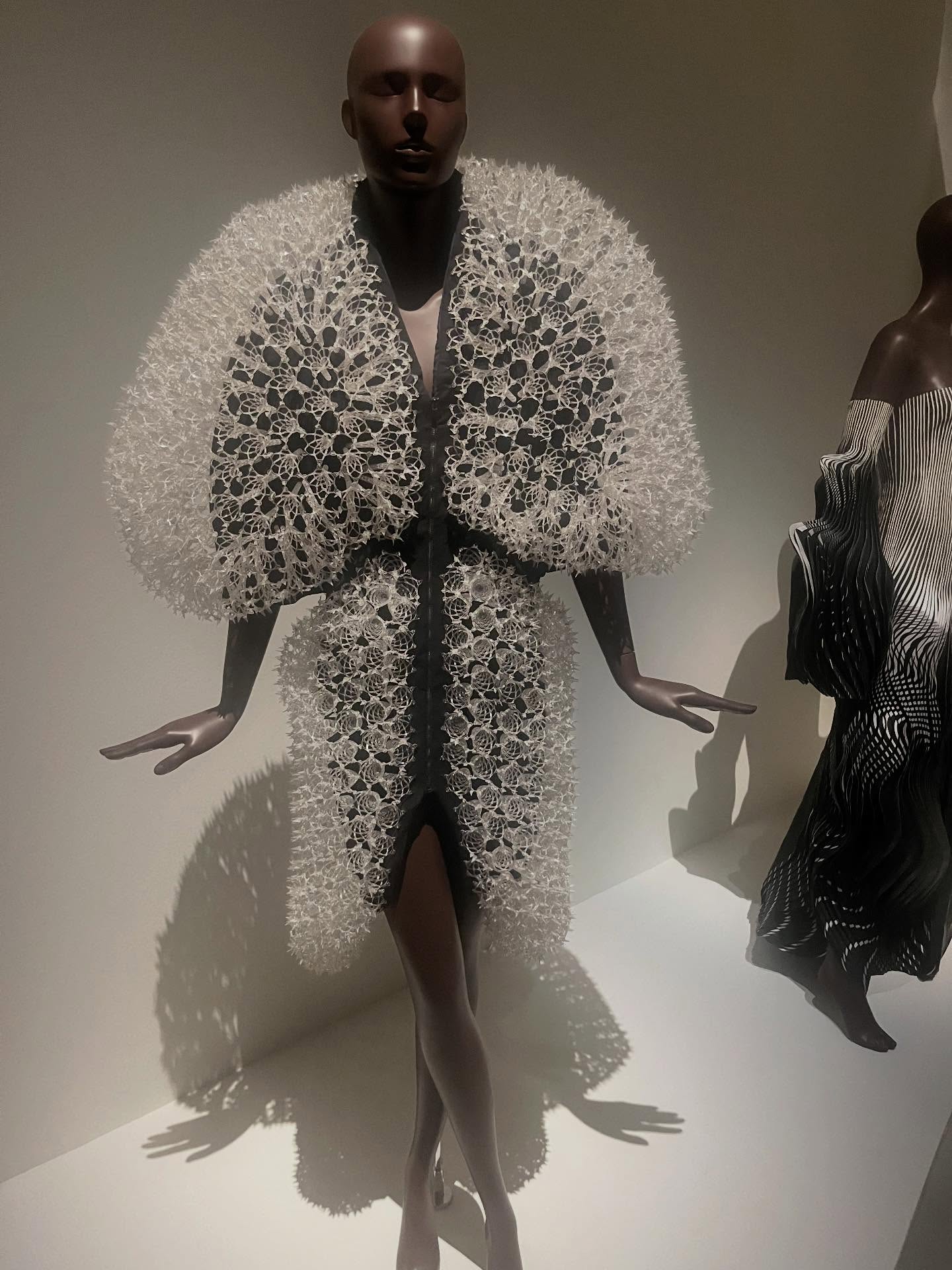 In 010 again for the second time @irisvanherpen @kunsthal , this time with @jurrien_brouwer and co. Love the details of the samples, combining natural and artificial fibers, the extensive research that was done and seeing how it all combines in the final piece: a wearable dream…