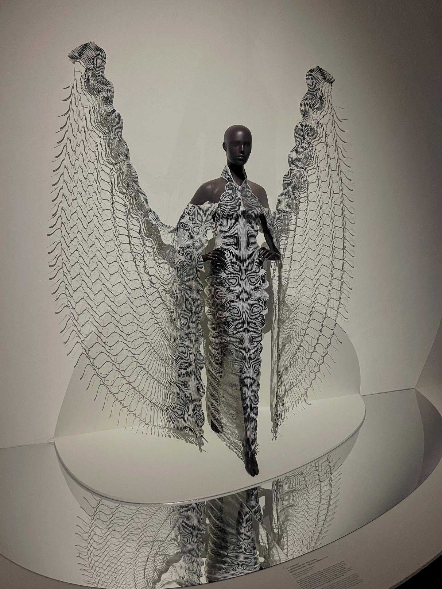 In 010 again for the second time @irisvanherpen @kunsthal , this time with @jurrien_brouwer and co. Love the details of the samples, combining natural and artificial fibers, the extensive research that was done and seeing how it all combines in the final piece: a wearable dream…