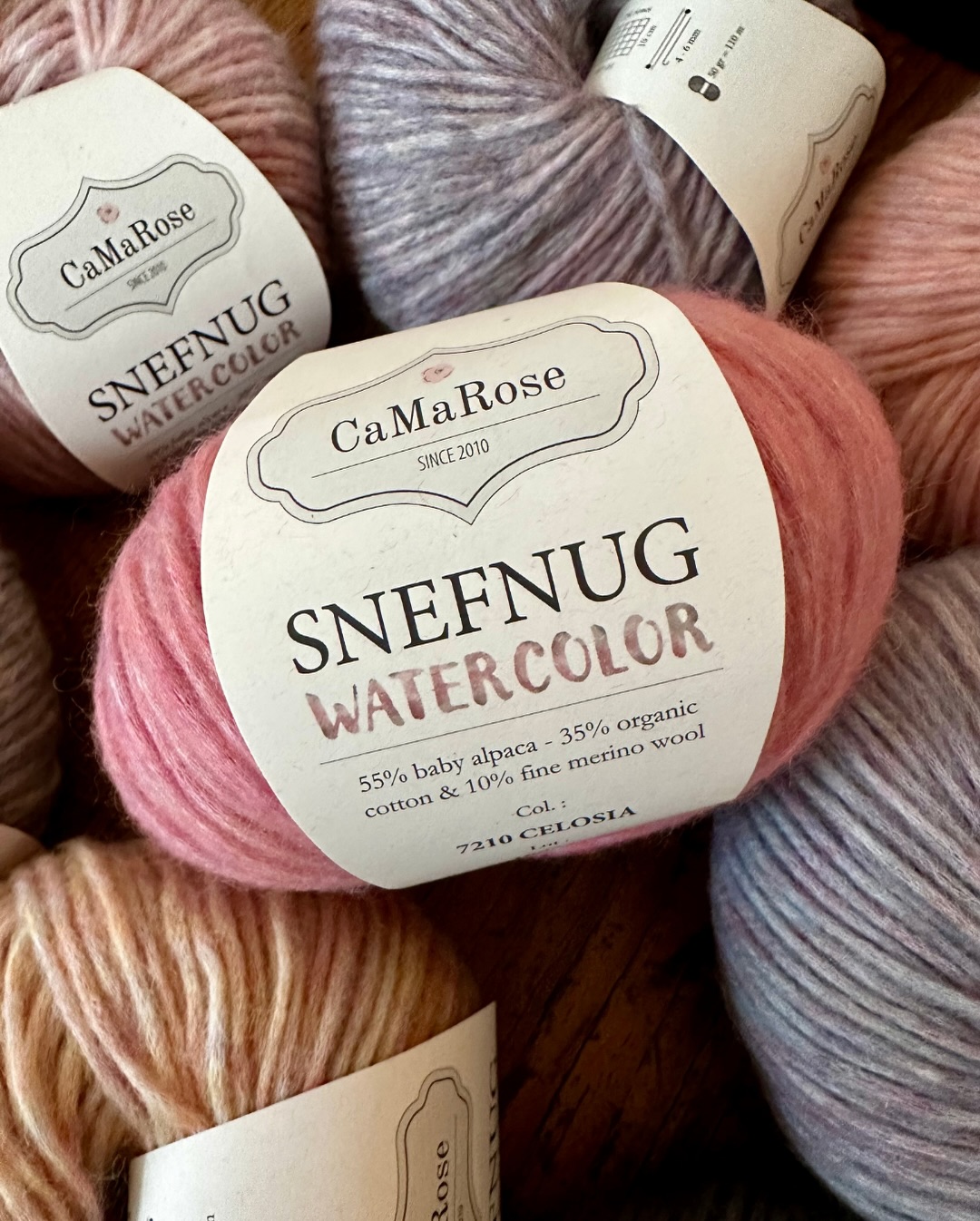 Wir haben neuen Nachschub von einer eurer absoluten Lieblingswollen bekommen.
Die SNEFNUG WATERCOLOR von @camarosedk gibt es neu in 8 wunderschön natürlich melierten Farben mit einem sanften Aquarelleffekt.
Die Zusammensetzung bleibt wie gewohnt bei 55 % Alpaka, 35 % Baumwolle und 10 % Schurwolle und ist super angenehm zu stricken.
Ihr findet sie ab sofort bei uns im Laden und im Onlineshop.
Und natürlich haben wir auch vier tolle Projektideen für euch rausgesucht. Viel Spaß beim Verstricken!
Lauflänge: ca. 110 m / 50 g
Nadelstärke: 4 - 6 mm
Maschenprobe: 12 - 16 M
Projektideen:
Sweater No. 33 von @myfavouritethings.knitwear
Plain Yoke Poncho von @leneholmesamsoe
Jilli Jam von @anneventzel
Six Of Daisies Cardigan von @degen.us