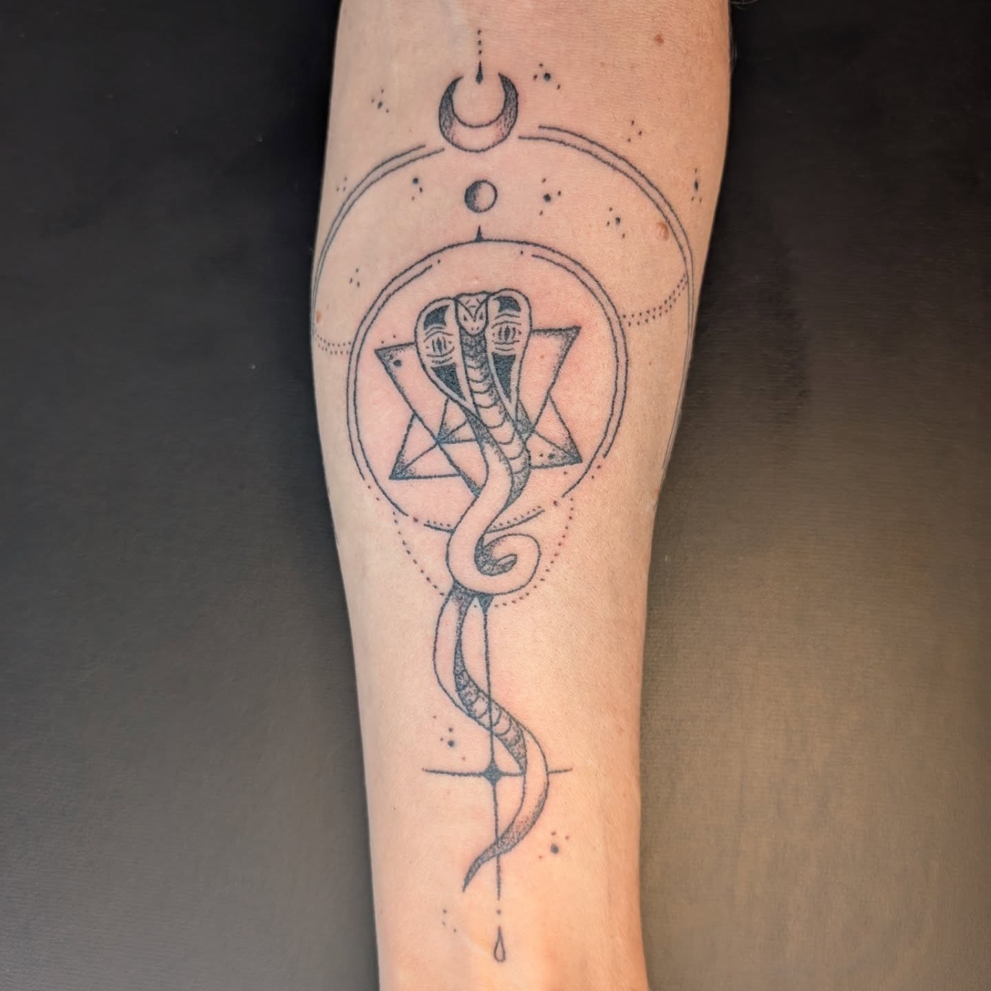 Wat een prachtige en krachtige tatoeage die heeft mogen ontstaan tijdens een 3 daagse spirituele tattoo ervaring!♥️🙏De verschillende aspecten van zijn transformatieve proces met het heilig vrouwelijke in zoveel bijzondere symbolieken weergegeven. Wat een mooie eerste tattoo om jezelf mee te mogen bekrachtigen!Ik heb zo enorm genoten van onze dagen samen en om onderdeel te mogen zijn van dit proces bij jou. Dank je wel voor je openheid, je vertrouwen en de fijne samenwerking!♥️🙏Wanneer jij er klaar voor bent werk ik met liefde weer met je samen voor je tweede tatoeage, die mag staan voor jouw proces met het heilig mannelijke.♥️#spiritualjourney #sacredfeminine #sacreddoodletattoo #femaletattooartist #symboltattoo #stickandpokenl #handpoke #freehandtattoo #stickandpoketattooartist #lovetattoo #selflovetattoo #spiritueletattoo #handdrawntattoo #handpoketattoo #firsttattoo #freehand
