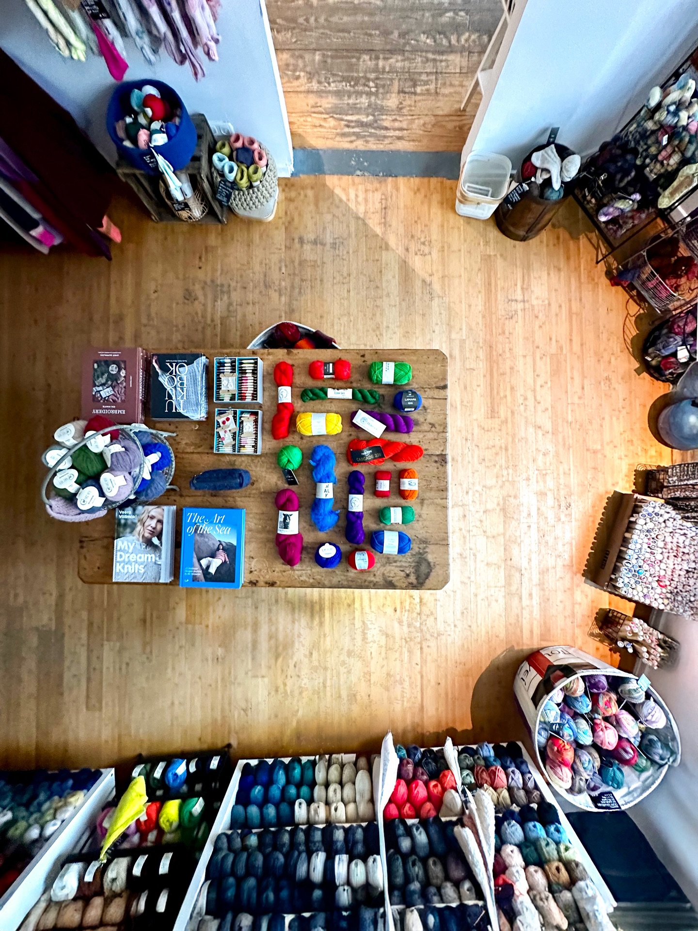 Oh, was für schöne Farben! 🤩 Wir haben uns diesmal einfach durch den Laden treiben lassen und Wollen in Buntstiftfarben für euch zusammengestellt. Denn 2026 wird schön farbenfroh gestrickt. 🥰
Welche Farbe findet ihr besonders schön?