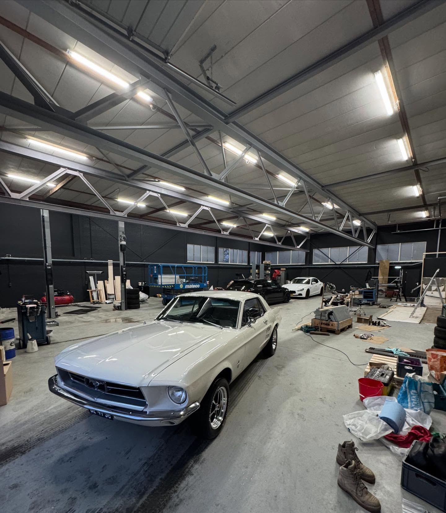 We hadden al klaar willen zijn, maar het gaat al de goede kant op. Druk aan het klussen in ons nieuwe pand, binnenkort verhuizen we, wordt vervolgd! #klussen #nieuw #oldschool #mustang #audi