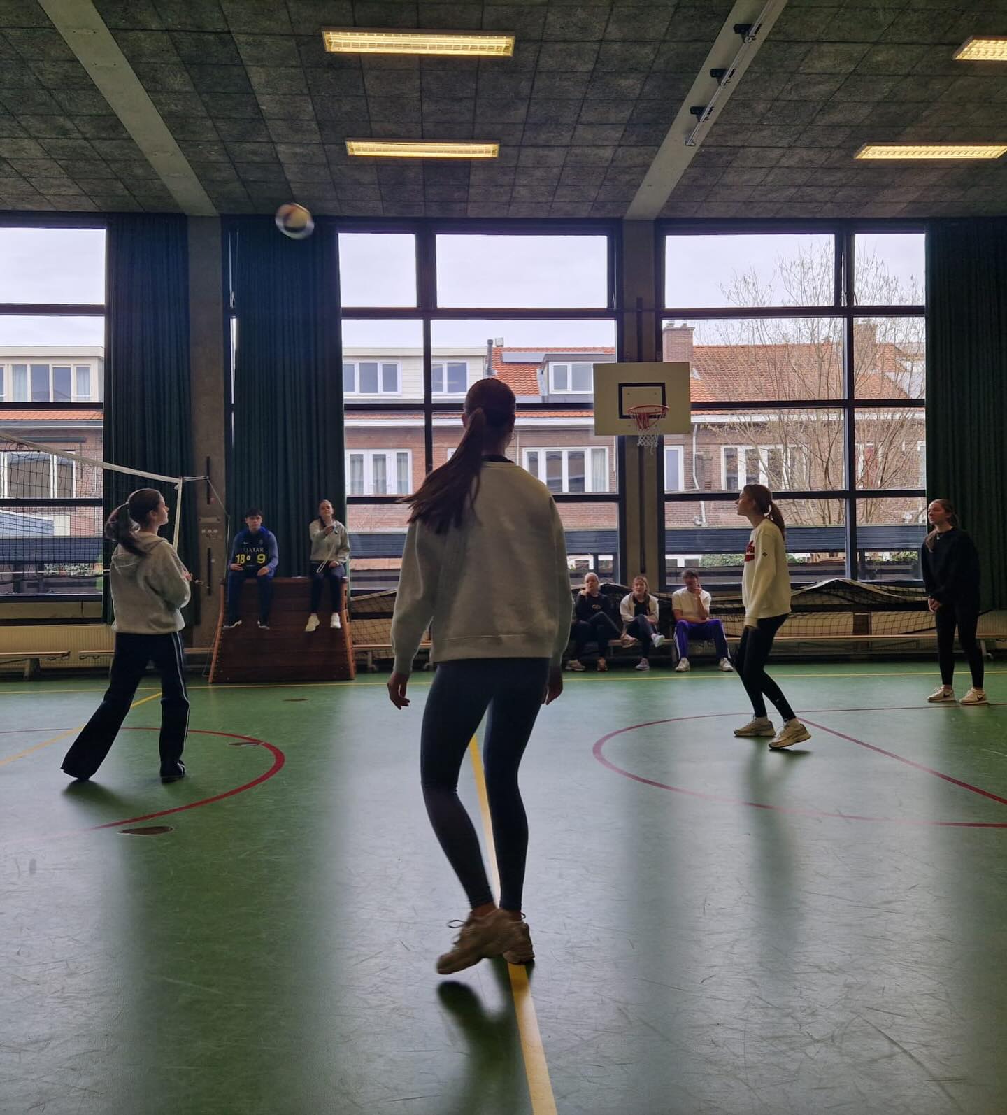 De eindexamenklassen 5 havo en 6 vwo hebben een gezellige sportdag gehad😀. Tijdens deze dag waren de leerlingen fanatiek bezig met verschillende sporten, zoals volleybal 🏐, basketbal 🏀, tokkiebal 🤾♂️, tafeltennis 🏓 en badminton 🏸. Er werd veel gelachen 😂, gestreden 🔥 en samengewerkt 🤝. Dit zorgde voor een fijne sfeer ✨. Hiermee hebben onze eindexamenleerlingen hun gymcarrière op het Dalton afgesloten.
Het was een geslaagde dag 🎓!
#sportdag #eindexamenklas #gymles #afsluiten #daltoncollegevoorburg