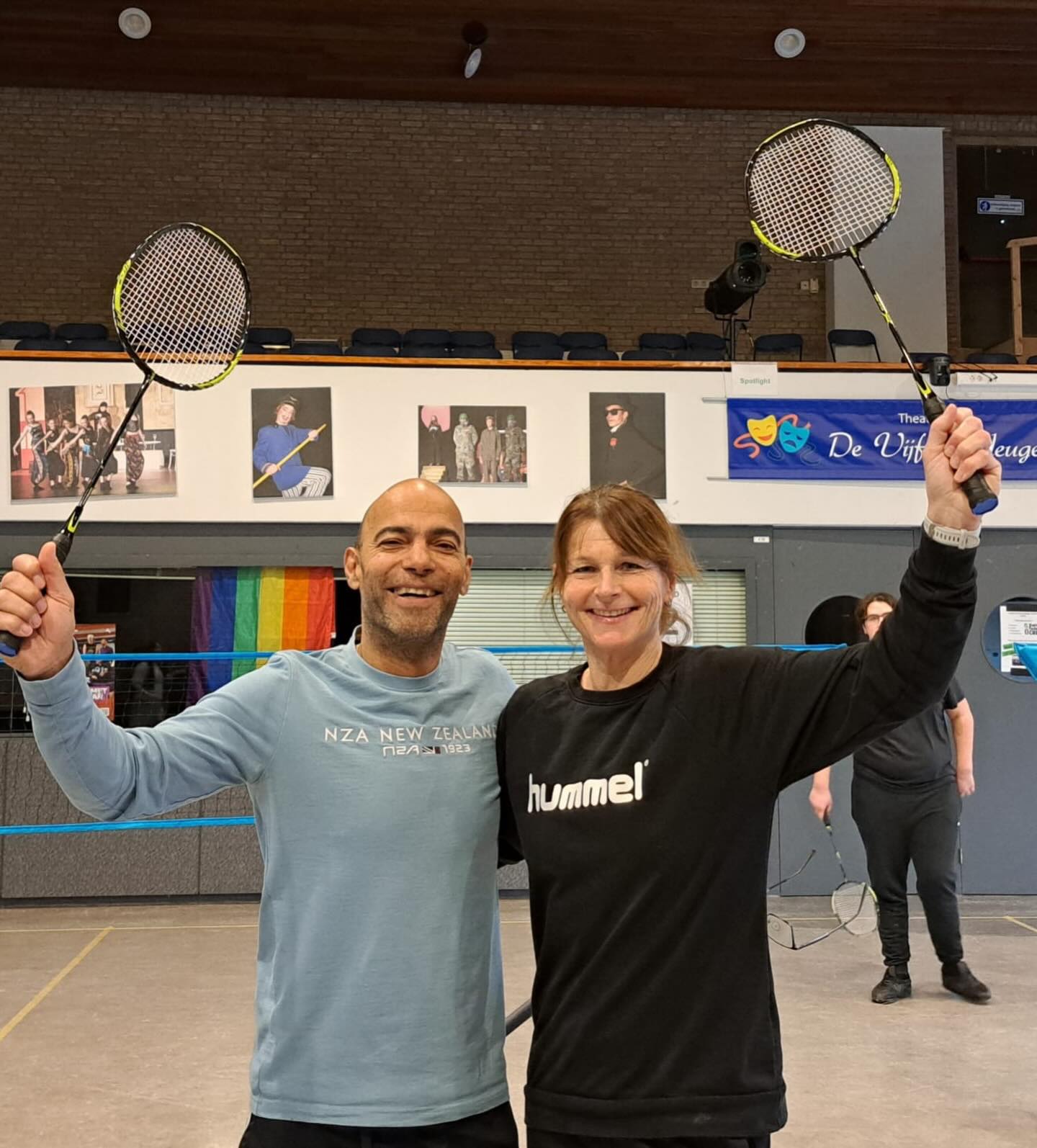 De eindexamenklassen 5 havo en 6 vwo hebben een gezellige sportdag gehad๐. Tijdens deze dag waren de leerlingen fanatiek bezig met verschillende sporten, zoals volleybal ๐, basketbal ๐, tokkiebal ๐คพโโ๏ธ, tafeltennis ๐ en badminton ๐ธ. Er werd veel gelachen ๐, gestreden ๐ฅ en samengewerkt ๐ค. Dit zorgde voor een fijne sfeer โจ. Hiermee hebben onze eindexamenleerlingen hun gymcarriรจre op het Dalton afgesloten.
Het was een geslaagde dag ๐!
#sportdag #eindexamenklas #gymles #afsluiten #daltoncollegevoorburg