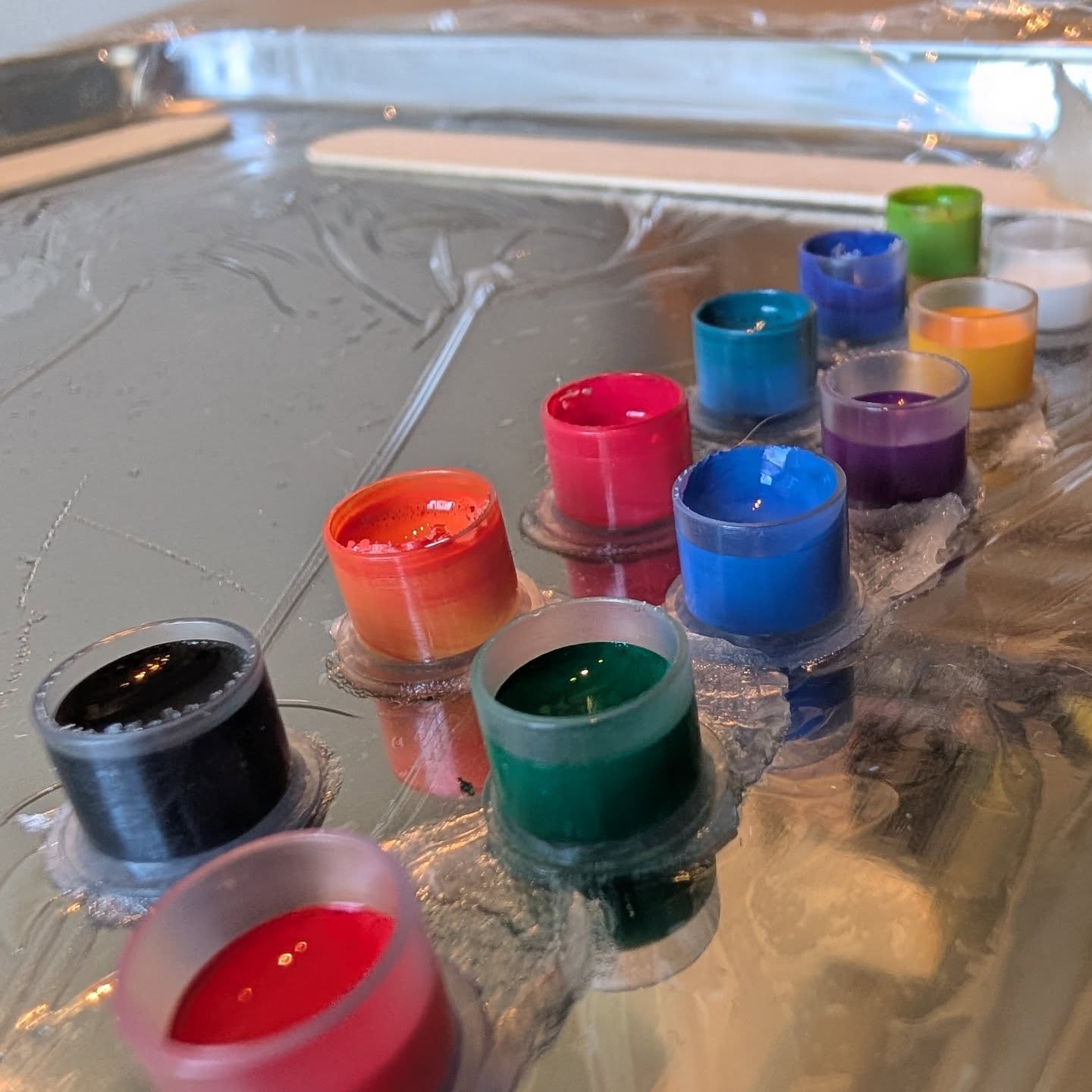 Look at all these colours!♥️Vandaag een prachtige nieuwe stap voor mijn tattoo ontwikkeling. Meerdere kleuren tattoo!🙏 Gisteren al het lijnwerk gezet en vandaag inkleuren, zoveel zin in en mega benieuwd naar het resultaat!♥️Houd mijn pagina in de gaten voor het resultaat!♥️#colourtattoos #colortattooing #handpoke #stickandpokenl #stickandpoketattooartist #sacreddoodletattoo #flowertattoos #colourink #freehandtattoo #selflovetattoo #femaletattooartist