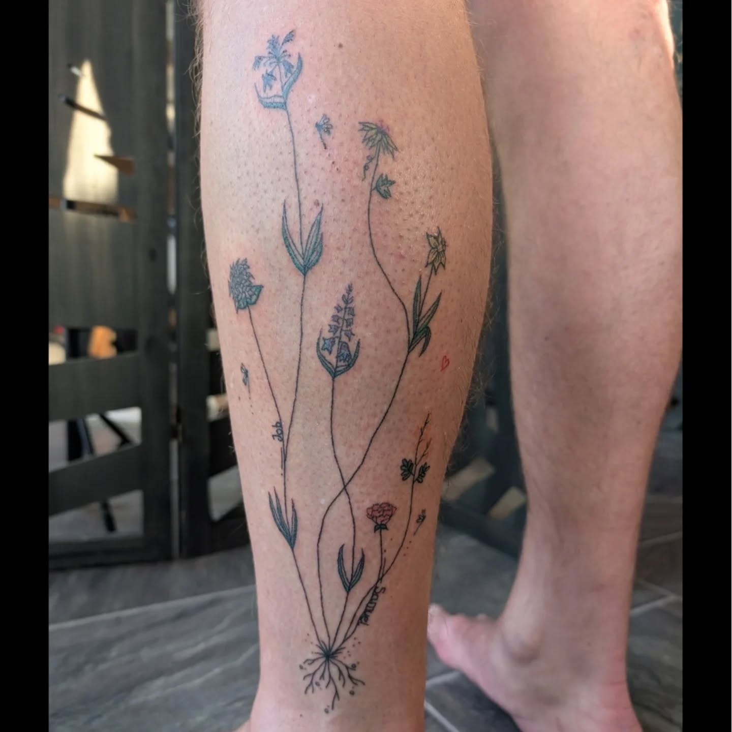 Tadaa!✨♥️ Scroll for close ups!Ik had zoveel plezier met het zetten van deze prachtige kleur tattoo! Elke bloem staat symbool voor een deel van hemzelf, zelfs de libelles (hoe leuk zijn die!♥️) zijn symbolisch. Een "boeket" van zelfkennis en zelfliefde♥️
Volgende maand komt er nog een "boeket" bij op zijn arm! Zoveel zin in!🙏Het was niet mijn eerste keer om met kleur te werken, maar wel mijn eerste keer met zoveel verschillende kleuren en gradiants. Een super leuke uitdaging en mooie stap in mijn groei en ontwikkeling als tattoo artiest.✨♥️I would love to do more multi colour tattoos!🙏♥️Dank je wel voor je vertrouwen en de fijne dagen! Ik kijk uit naar onze volgende afspraak komende maand!♥️Wat vinden jullie van deze heerlijk kleurrijke tatoeage?🍃✨♥️Healed picture follows in time!#colourink #colourtattoos #kleurtattoo #naturetattoo #symboltattoo #flowertattoos #freehandtattoo #femaletattooartist #sacreddoodletattoo #selflovetattoo #stickandpokenl #stickandpoketattooartist #handpoke #handdrawntattoo #legtattoo #symbolen