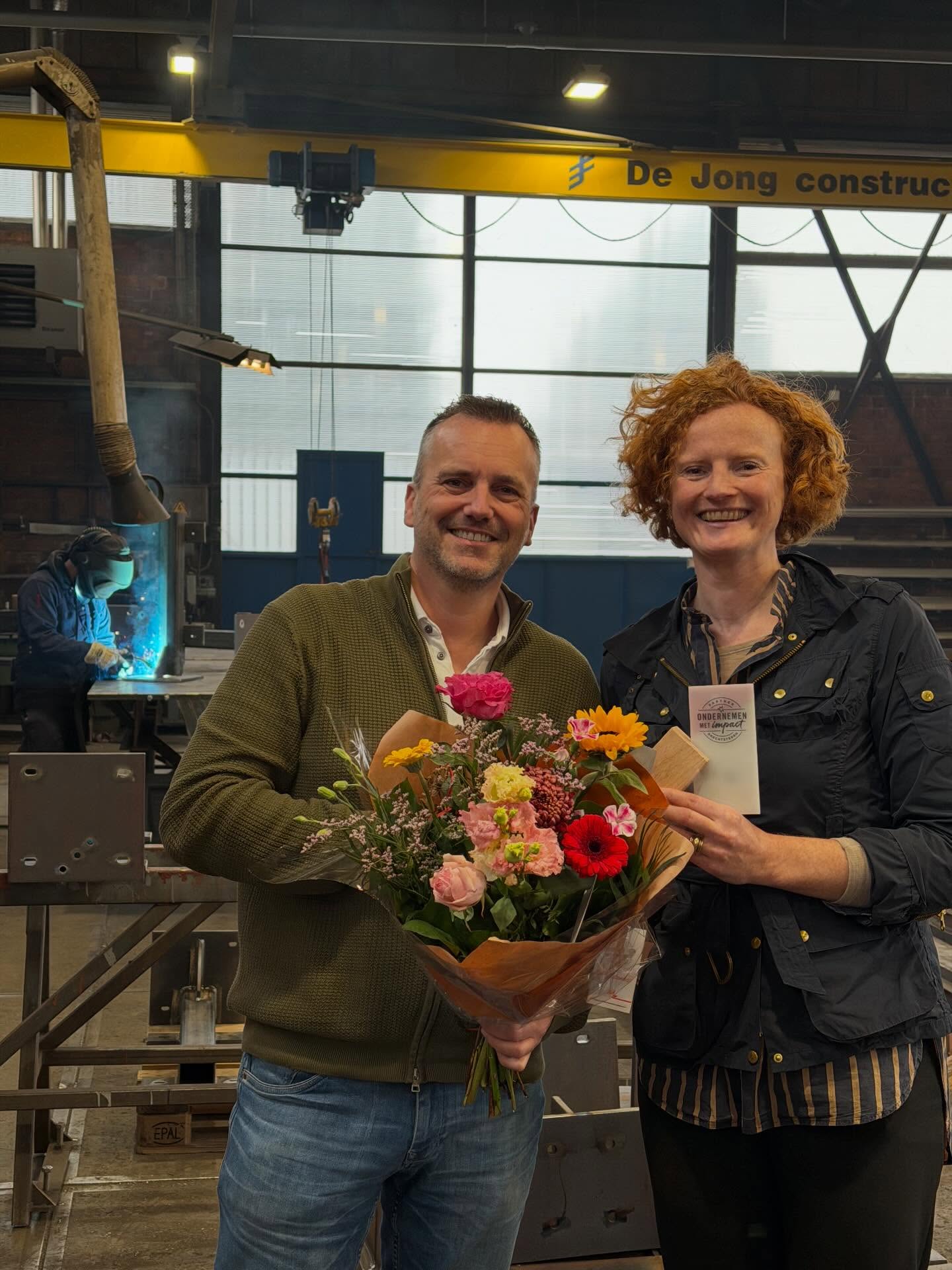 Vandaag nam Danny het Label Ondernemen met Impact Drechtsteden in ontvangst ! In dit groeiende netwerk van impactbedrijven ontstaan nieuwe verbindingen en wordt er veel gematcht. Om maatschappelijk verandering te realiseren bundelen we kennis en krachten rondom maatschappelijke vraagstukken om samen te werken aan oplossingen. Dit draagt niet alleen bij aan maatschappelijk verschil, het versterkt ook de lokale economische structuur. Dat is de kracht van elkaar kennen en vinden! #stichtingmaatschappelijkbetrokkenondernemendrechtsteden #dejongstaal #dordrecht #gemeentedordrecht #dordtonderneemt