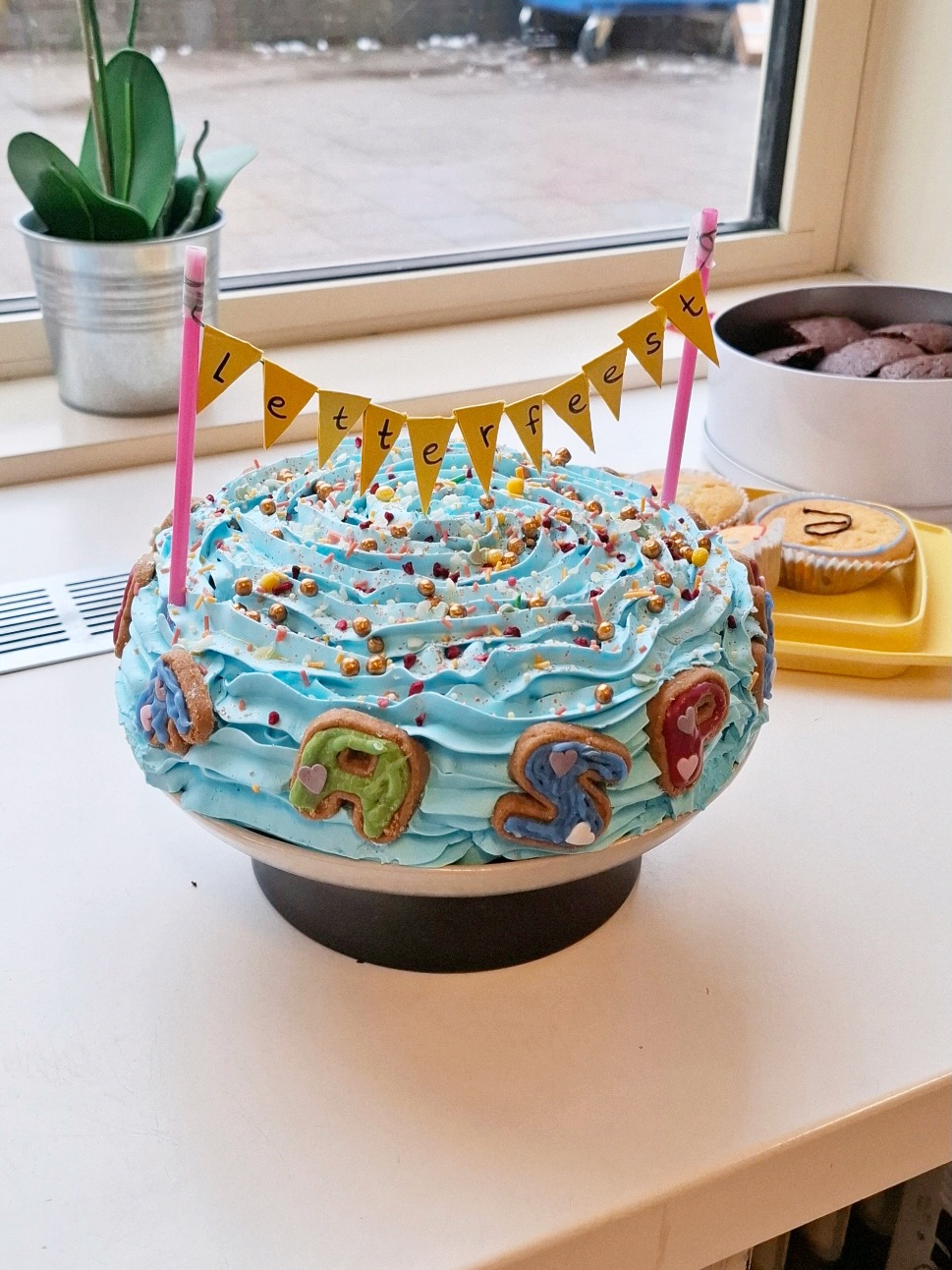 Letterfeest in groep 3! 🥳
Wat een mijlpaal! De kinderen van groep 3 hebben alle letters geleerd en dat hebben we vandaag groots gevierd.
Met lekkere traktaties en leuke spelletjes zoals een letterzoekspel en letterbingo was het één groot feest.
Wat zijn we ontzettend trots op alle kanjers van groep 3! 🤩