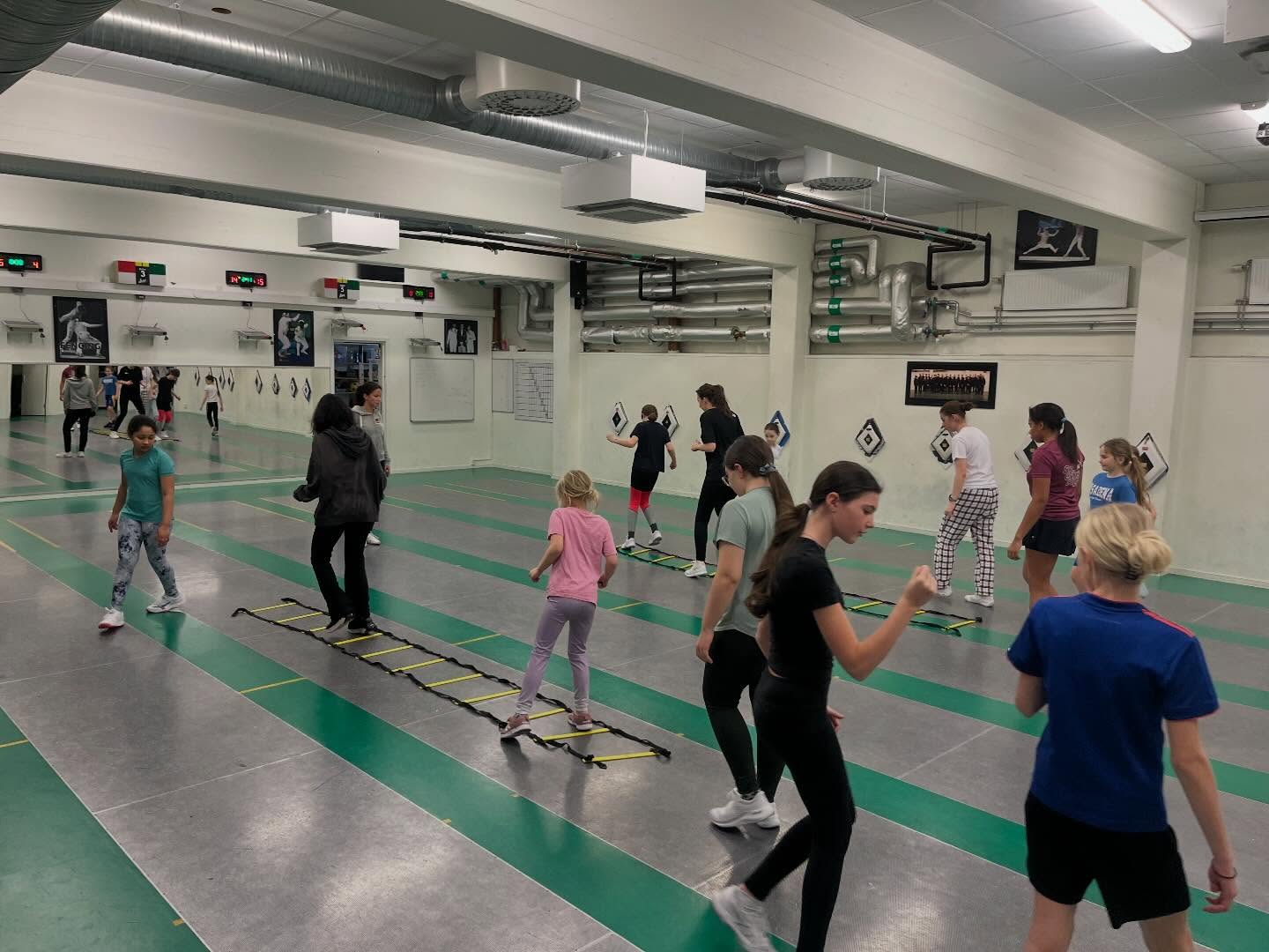 I fredags anordnade vi ett träningspass för alla våra tjejer på klubben💪 Det kom flera från alla olika åldrar där de äldre hjälpte till och lärde ut nya trix och knep till de yngre👊 Vi på Ängby tycker det är extremt viktigt att främja fäktning för alla och vi ser verkligen i fram emot nästa gång🐼
#ängbyärbäst