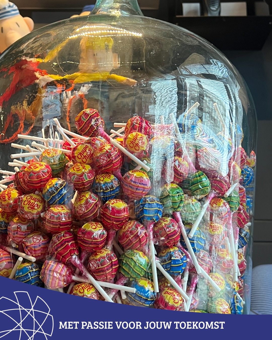 RAAD HET AANTAL LOLLY’S! 🍭
Tijdens onze Open Dag ( 6 en 7 februari) staat er een GIGA-vaas vol met lollies klaar… maar hoeveel zitten er eigenlijk in?
Leerlingen uit groep 7 & 8 mogen tijdens de open dag komen raden! De leerling die er het dichtst bij zit, wint… jawel… ÁLLE lollies voor zichzelf én zijn of haar klas!
Hoe leuk is dat? Eerst winnen, daarna feestvieren met je hele klas!