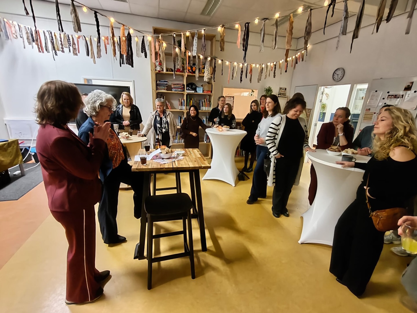 Hieperdepiep hoera! 🥳
Juf Eline en juf Rita werken 25 jaar bij De Meeuwenberg! Afgelopen vrijdag hebben we dit bijzondere jubileum samen gevierd met een gezellig feestje, lekker eten en een superleuke escaperoom door de hele school. We kijken terug op een geslaagde en mooie avond!
Via deze weg nogmaals: Rita en Eline, van harte gefeliciteerd met deze prachtige mijlpaal! 💐✨