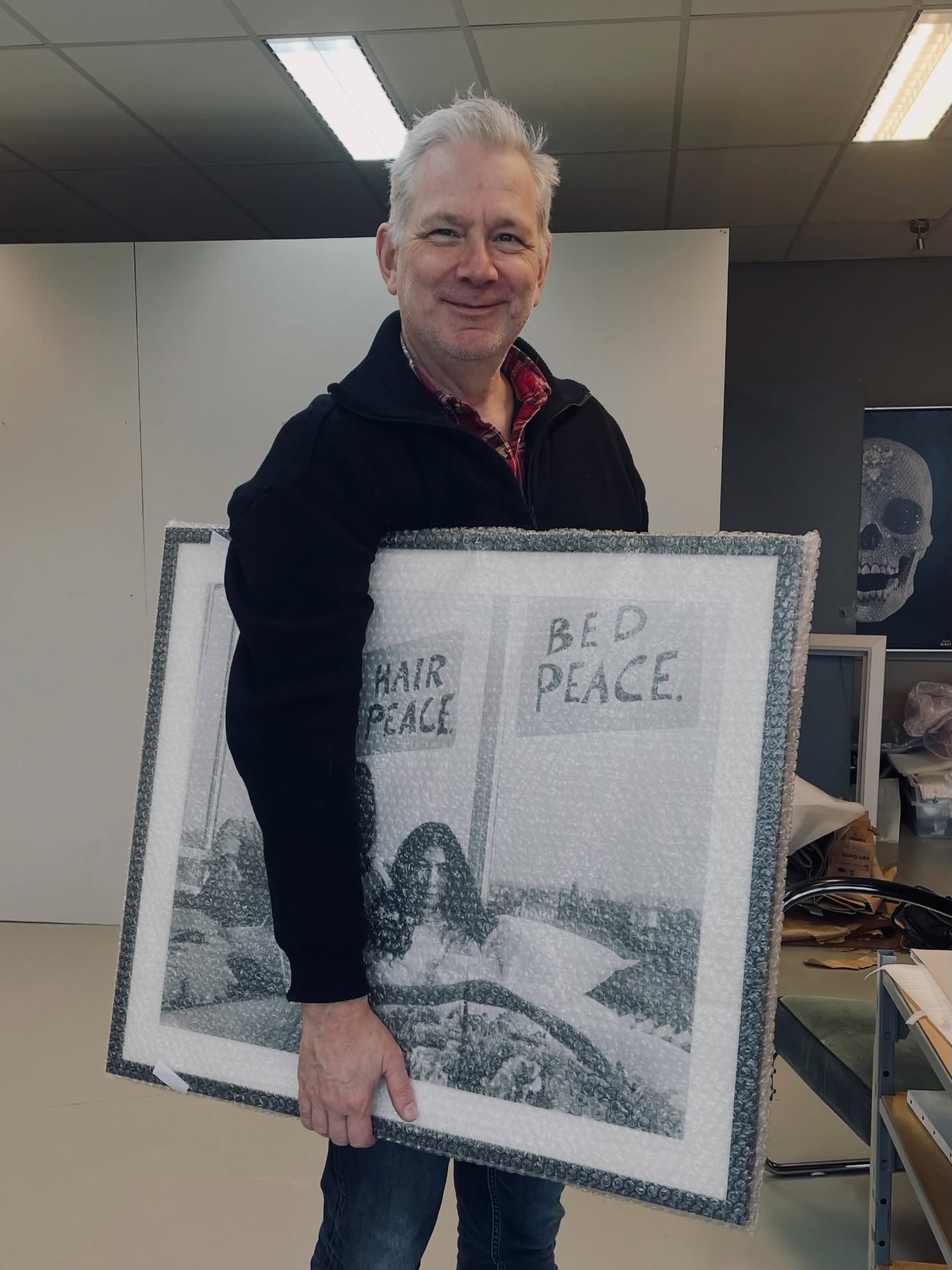 Oude en goede vriend @wilfred_takken met zijn John&Yoko. Op de 2e foto is het werk reeds opgehangen in een slaapkamer met magistraal pantersprei. #givepeaceachance