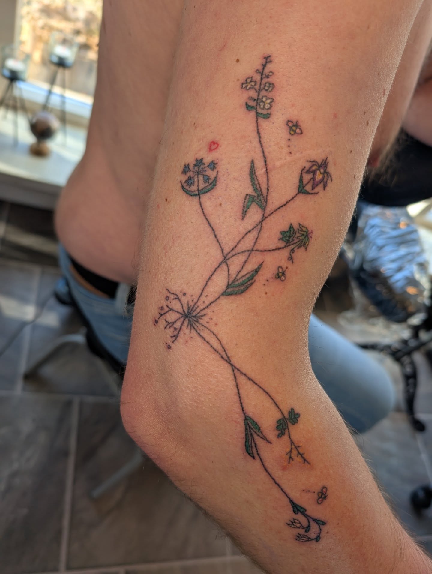 Boeket 2 vol met bloemen met betekenis & 2 libelles op je rug!♥️In dezelfde stijl en vorm als de tattoo op zijn been, nu ook op zijn arm! Nu met bijtjes ipv libelles en wederom lekker veel kleur!♥️
Heel gaaf om meerdere tattoos in dezelfde stijl op diverse plekken op je lichaam te mogen zetten! Van je eerste tattoo naar meteen 3 tattoos in totaal die prachtig samen viben, love it!Ik vind de 2 libelles op je rug ook echt te leuk! Helemaal gaaf dat ze de tattoo vormen die je al zo lang in gedachten had, en die je nu eindelijk bij je mag dragen op je lichaam!♥️Wederom dank je wel voor je vertrouwen en de leuke sessies! Ik wens je alle liefde, kracht en plezier toe met je prachtige tatoeages!🙏♥️#kleurtattoo #flowertattoos #dragonflytattoo #sacreddoodletattoo #stickandpokenl